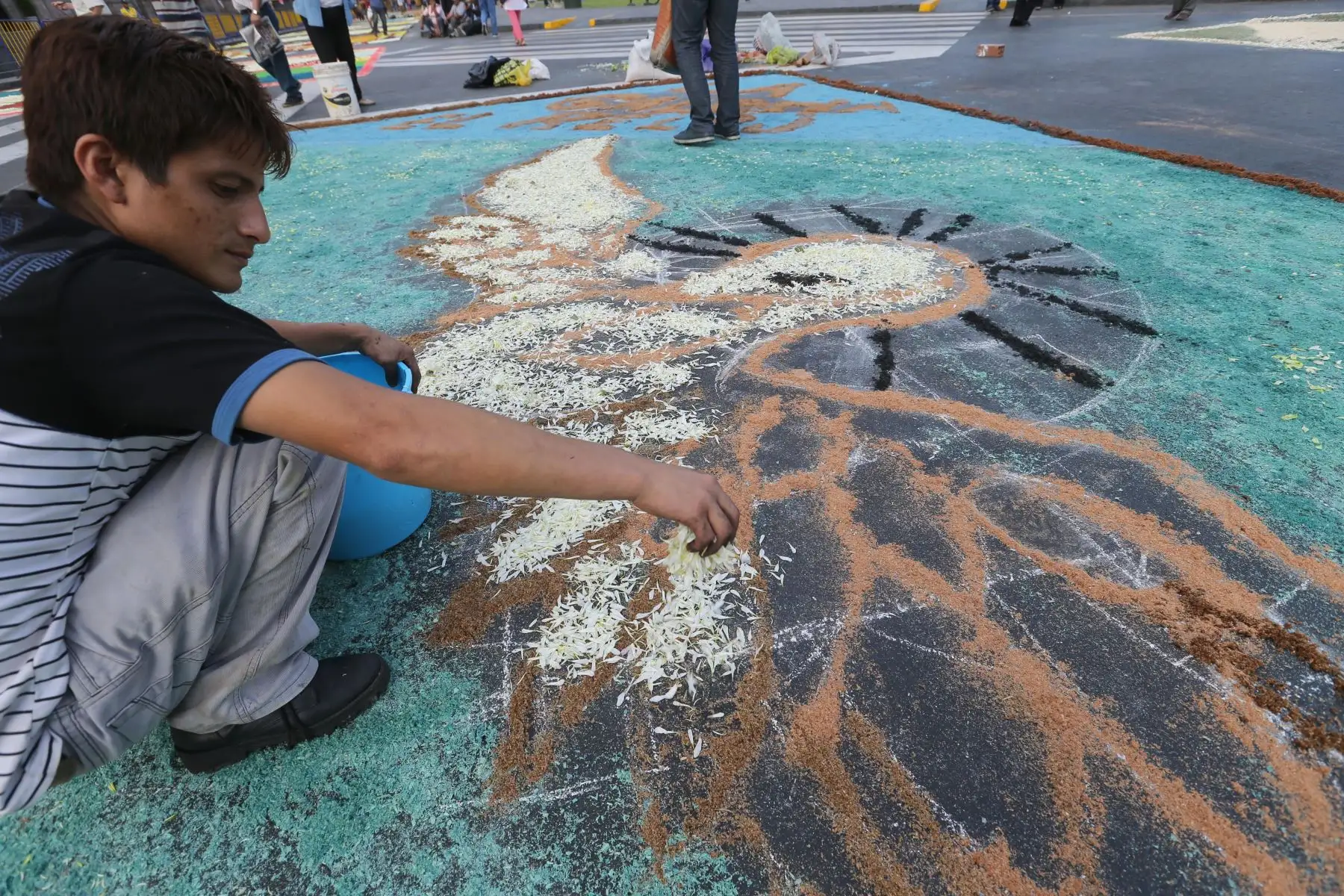 Concurso de Alfombras  por Semana Santa en la Plaza de Armas de Lima. Foto:ANDINA/ Norman Córdova