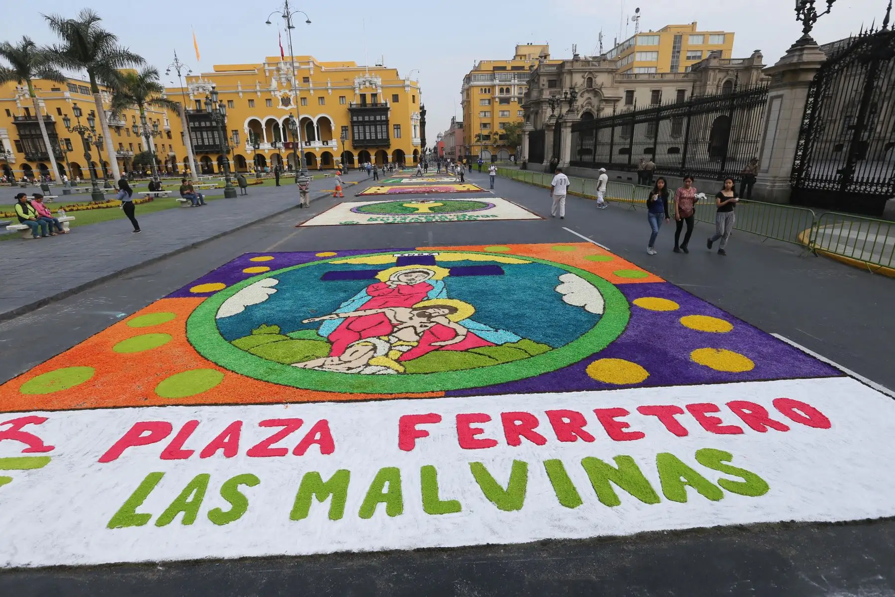Concurso de Alfombras  por Semana Santa en la Plaza de Armas de Lima. Foto:ANDINA/ Norman Córdova