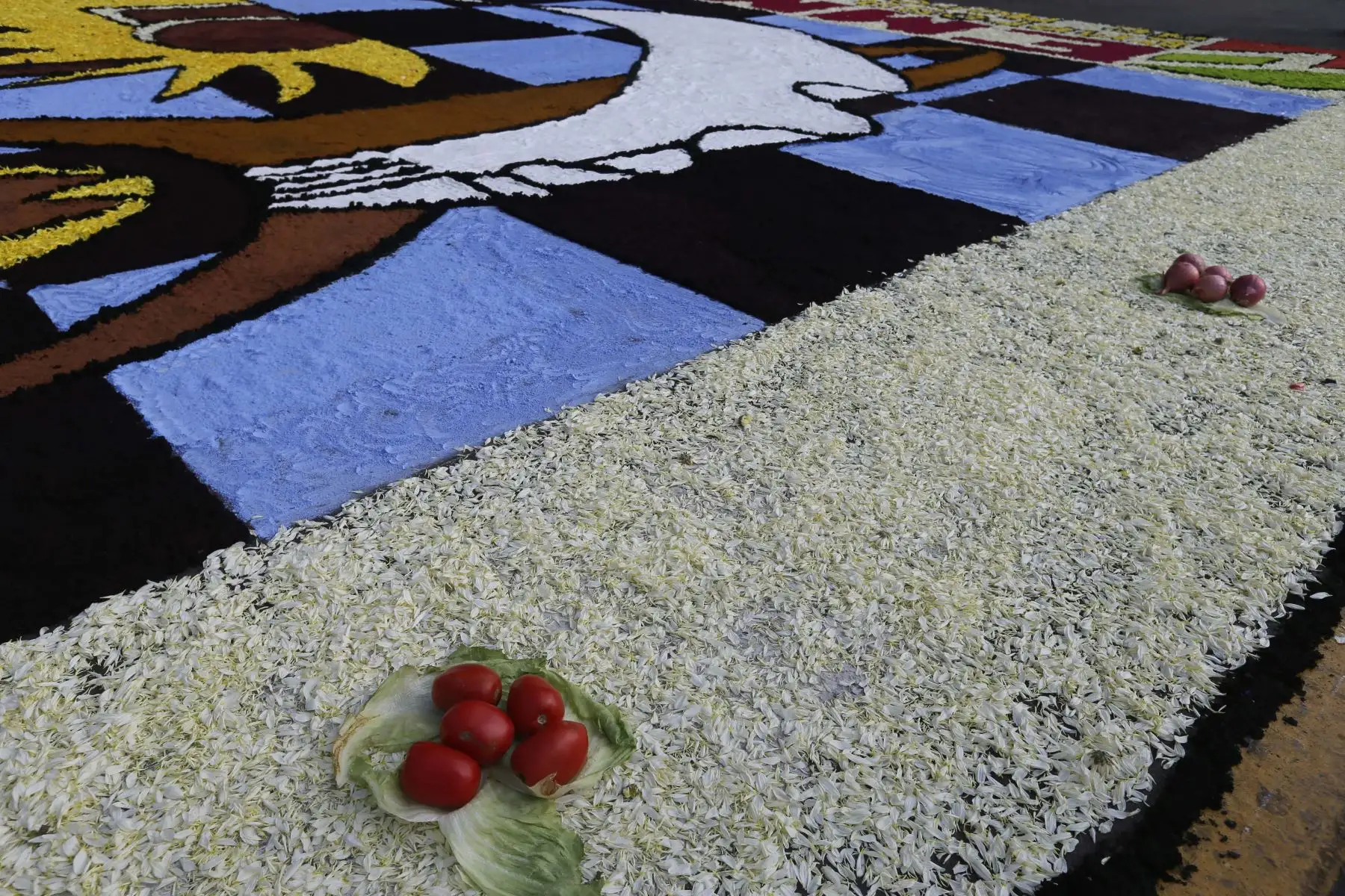 Concurso de Alfombras  por Semana Santa en la Plaza de Armas de Lima. Foto:ANDINA/ Norman Córdova