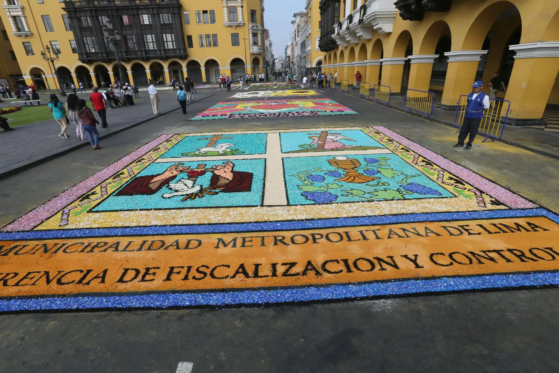 Concurso de Alfombras  por Semana Santa en la Plaza de Armas de Lima. Foto:ANDINA/ Norman Córdova
