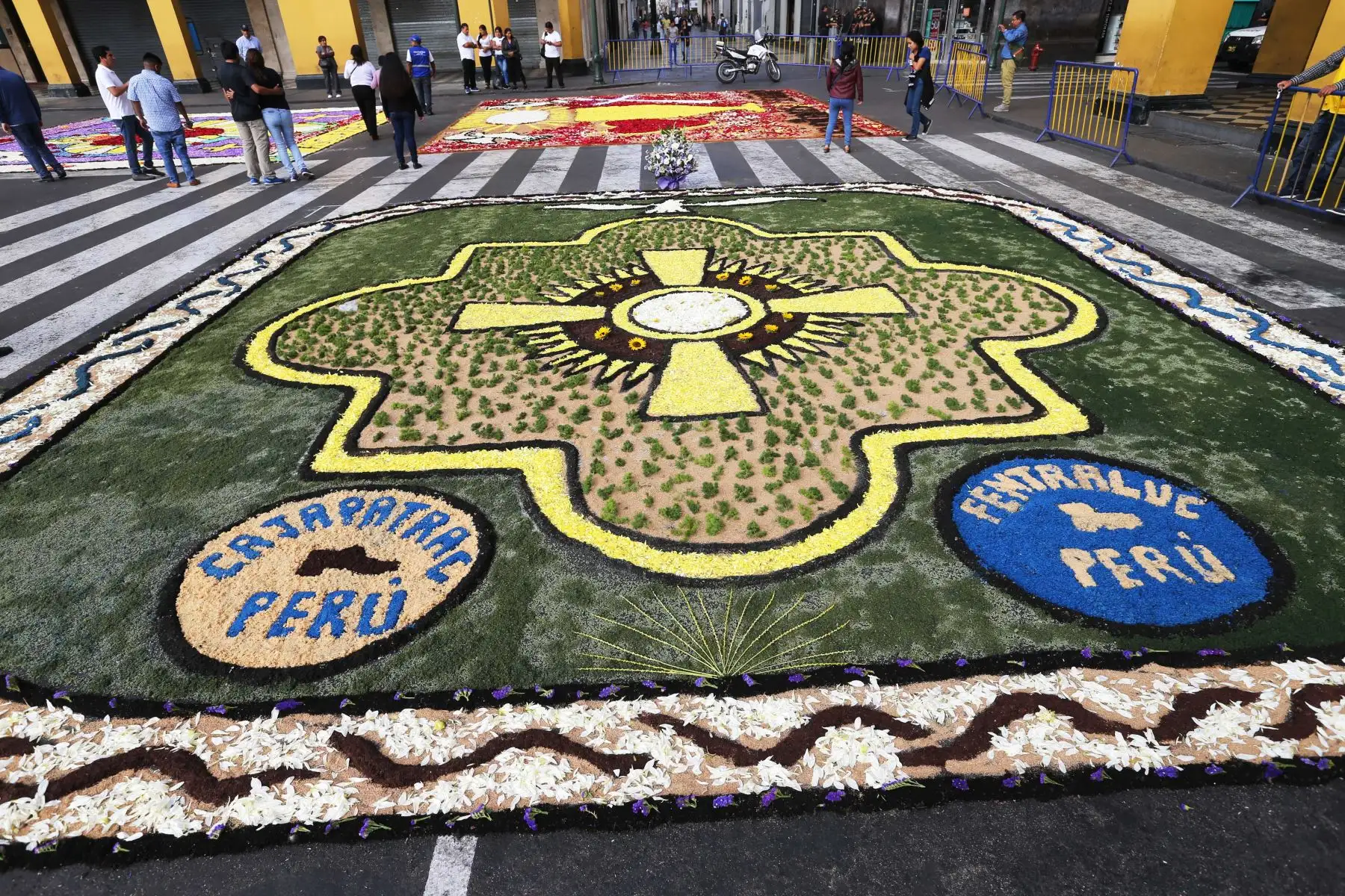 Concurso de Alfombras  por Semana Santa en la Plaza de Armas de Lima. Foto:ANDINA/ Norman Córdova