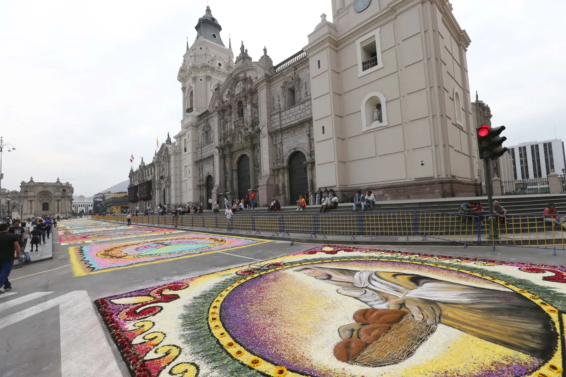 Concurso de Alfombras  por Semana Santa en la Plaza de Armas de Lima. Foto:ANDINA/ Norman Córdova