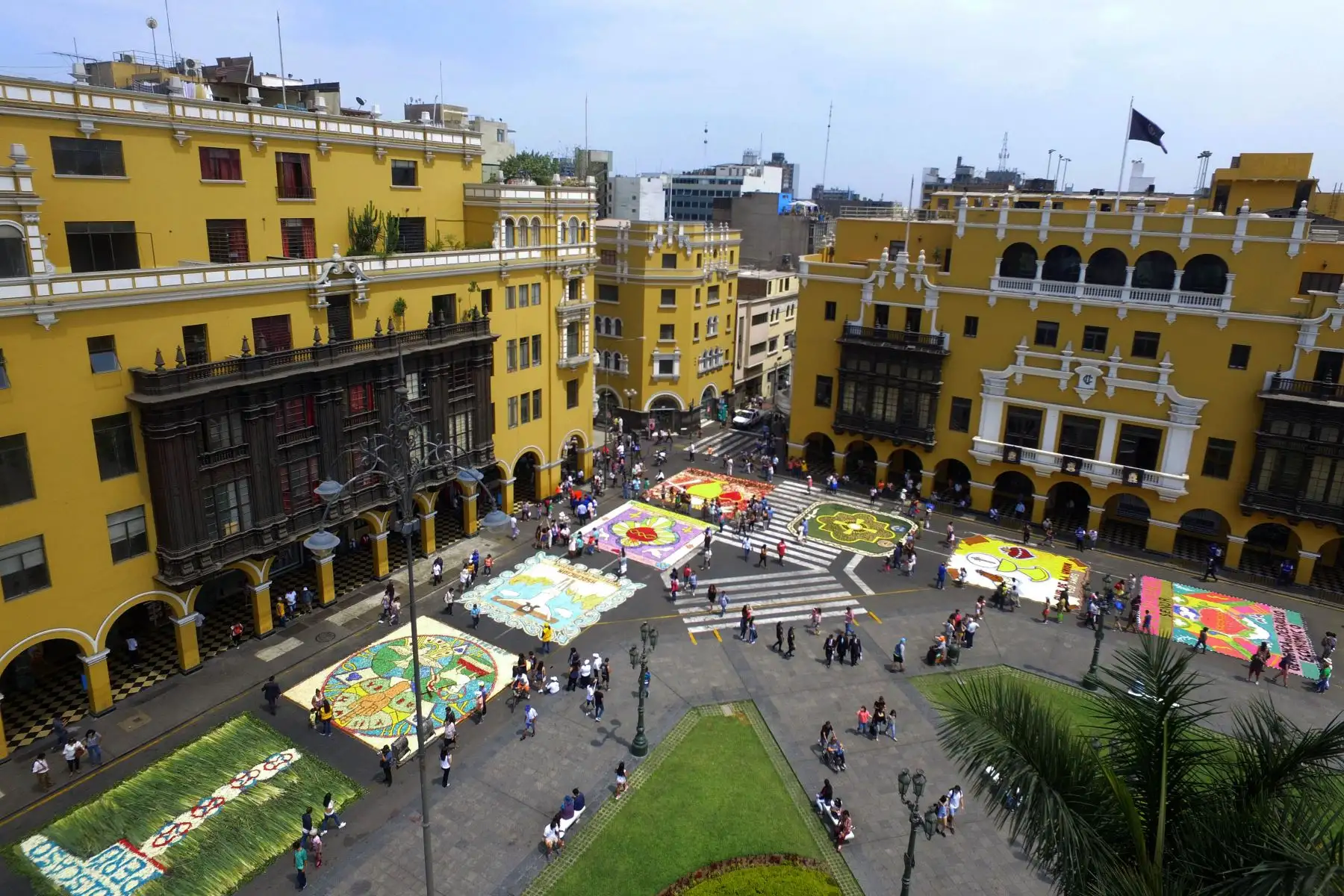 Concurso de Alfombras  por Semana Santa en la Plaza de Armas de Lima.Foto:ANDINA/ Jhony Laurente