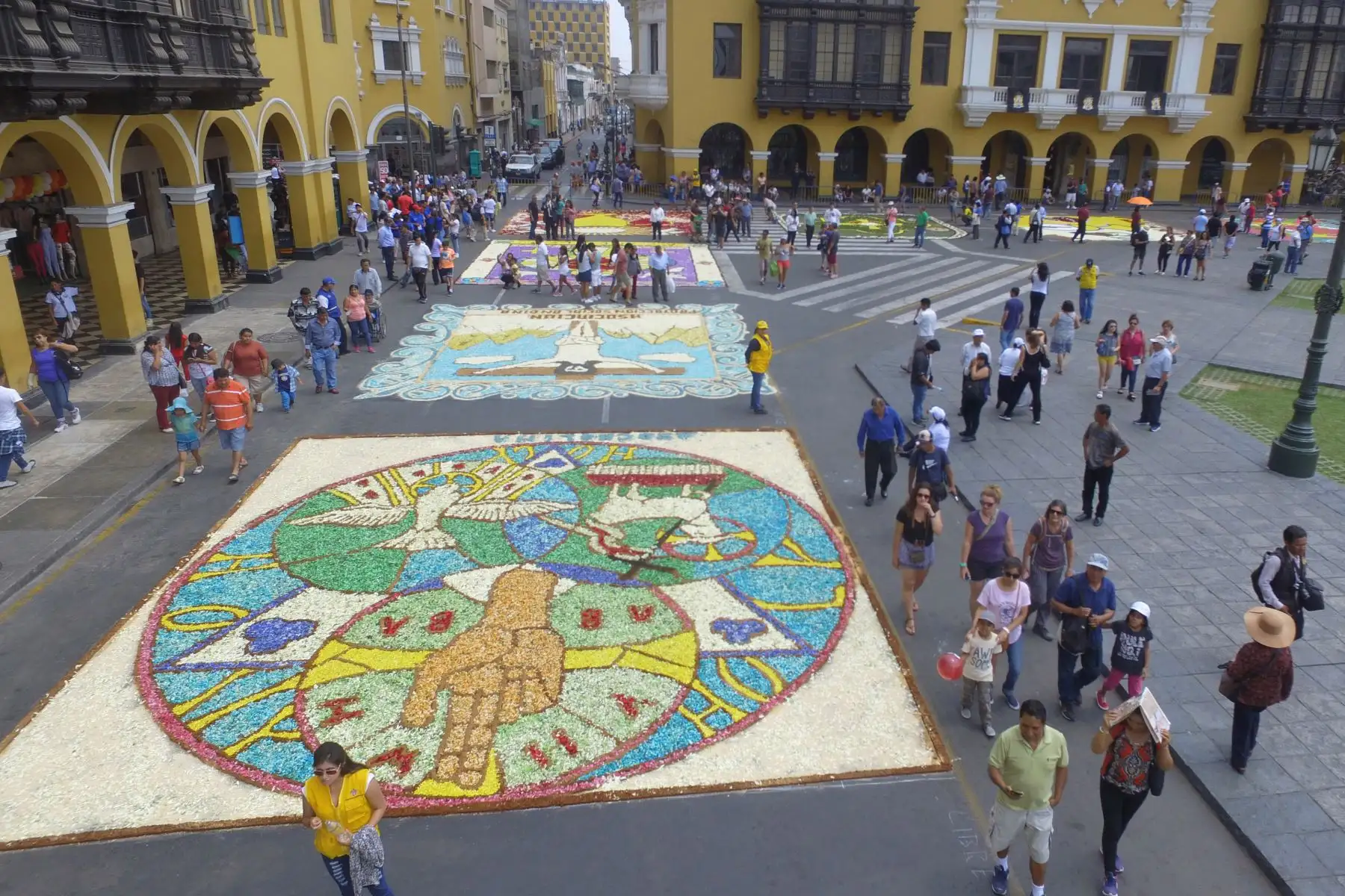 Concurso de Alfombras  por Semana Santa en la Plaza de Armas de Lima.Foto:ANDINA/ Jhony Laurente