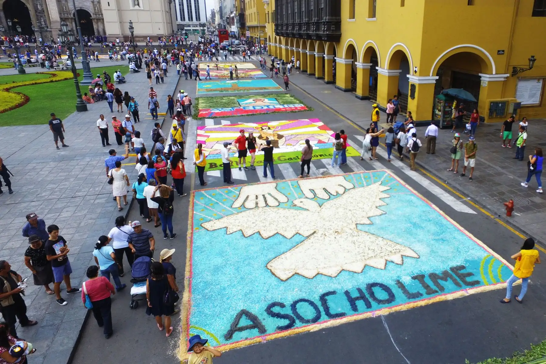 Concurso de Alfombras  por Semana Santa en la Plaza de Armas de Lima.Foto:ANDINA/ Jhony Laurente
