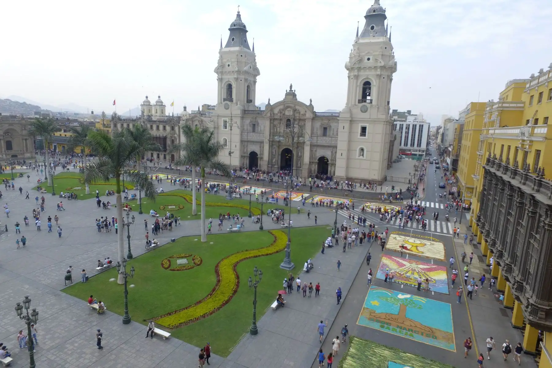 Concurso de Alfombras  por Semana Santa en la Plaza de Armas de Lima.Foto:ANDINA/ Jhony Laurente