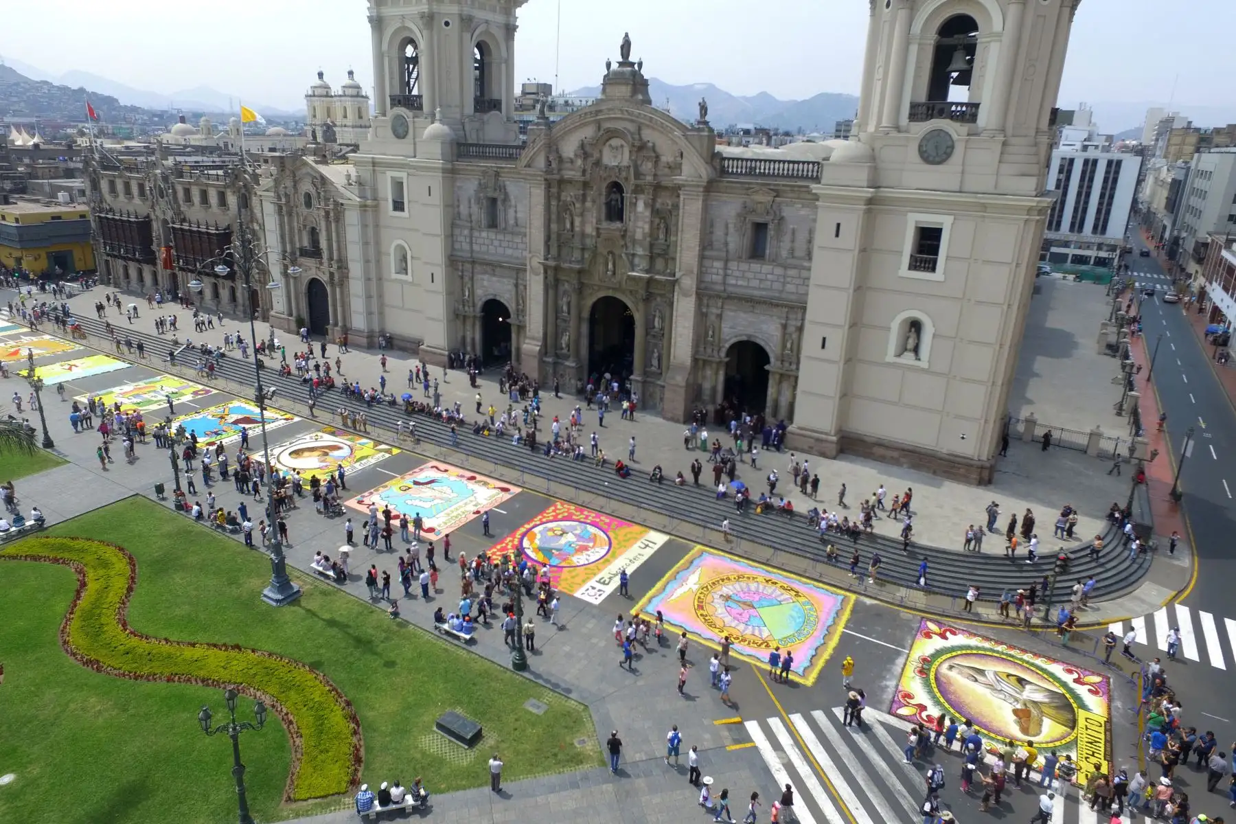 Concurso de Alfombras  por Semana Santa en la Plaza de Armas de Lima.Foto:ANDINA/ Jhony Laurente