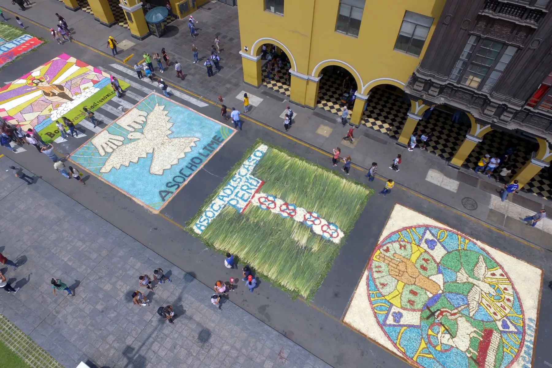 Concurso de Alfombras  por Semana Santa en la Plaza de Armas de Lima.Foto:ANDINA/ Jhony Laurente