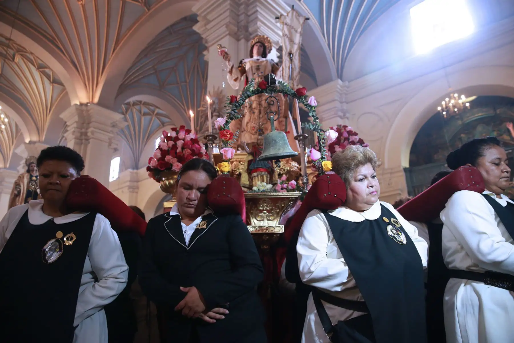 Devotos de la Virgen Magdalena , durante la misa  de domingo de Pascua y procesión por la resurrección de Jesucristo.Foto:ANDINA/Norman Córdova