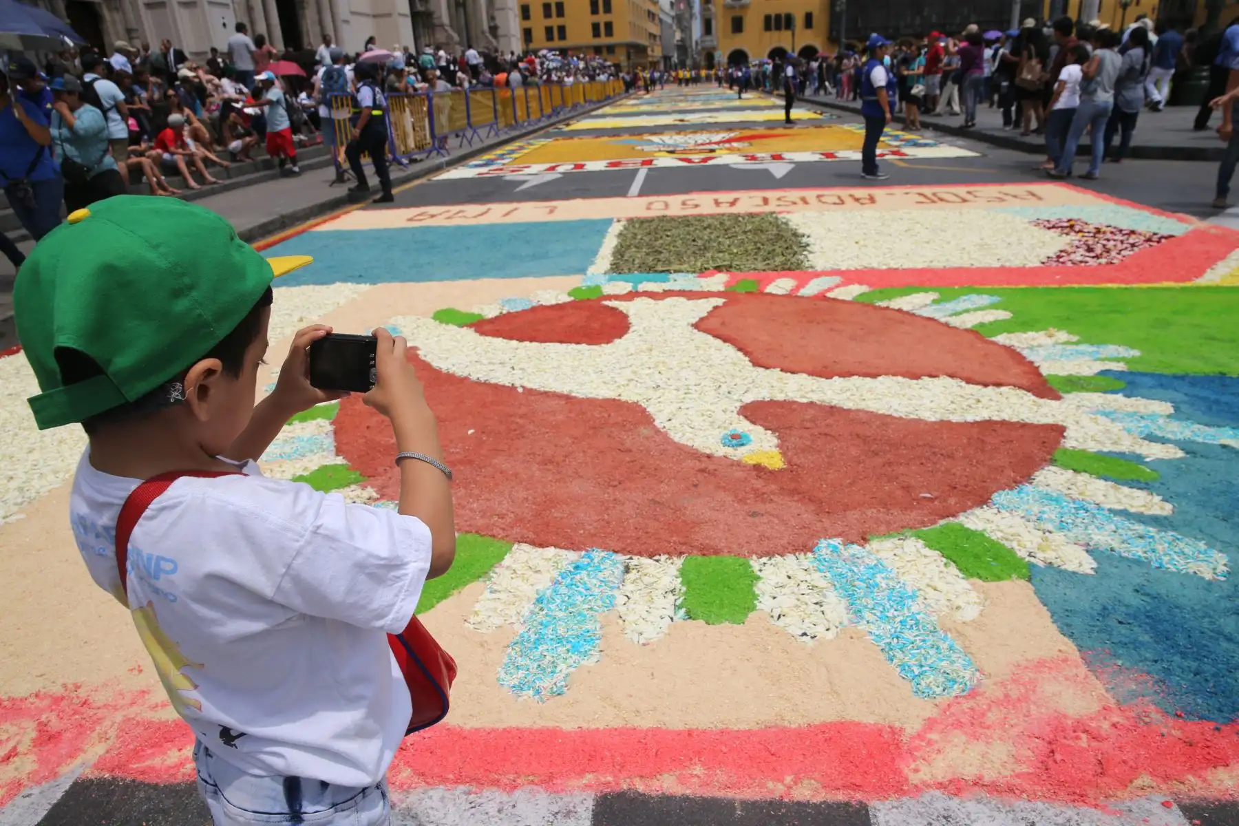 Concurso de Alfombras  por Semana Santa en la Plaza de Armas de Lima.. Foto: ANDINA/Norman Córdova