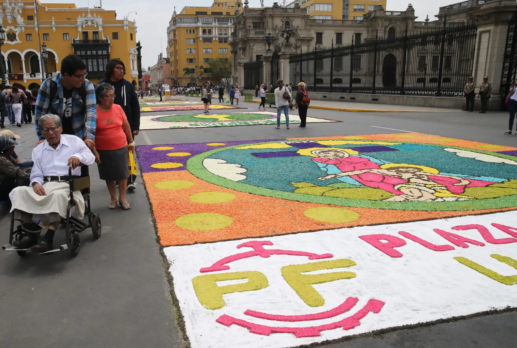 Concurso de Alfombras  por Semana Santa en la Plaza de Armas de Lima.. Foto: ANDINA/Norman Córdova