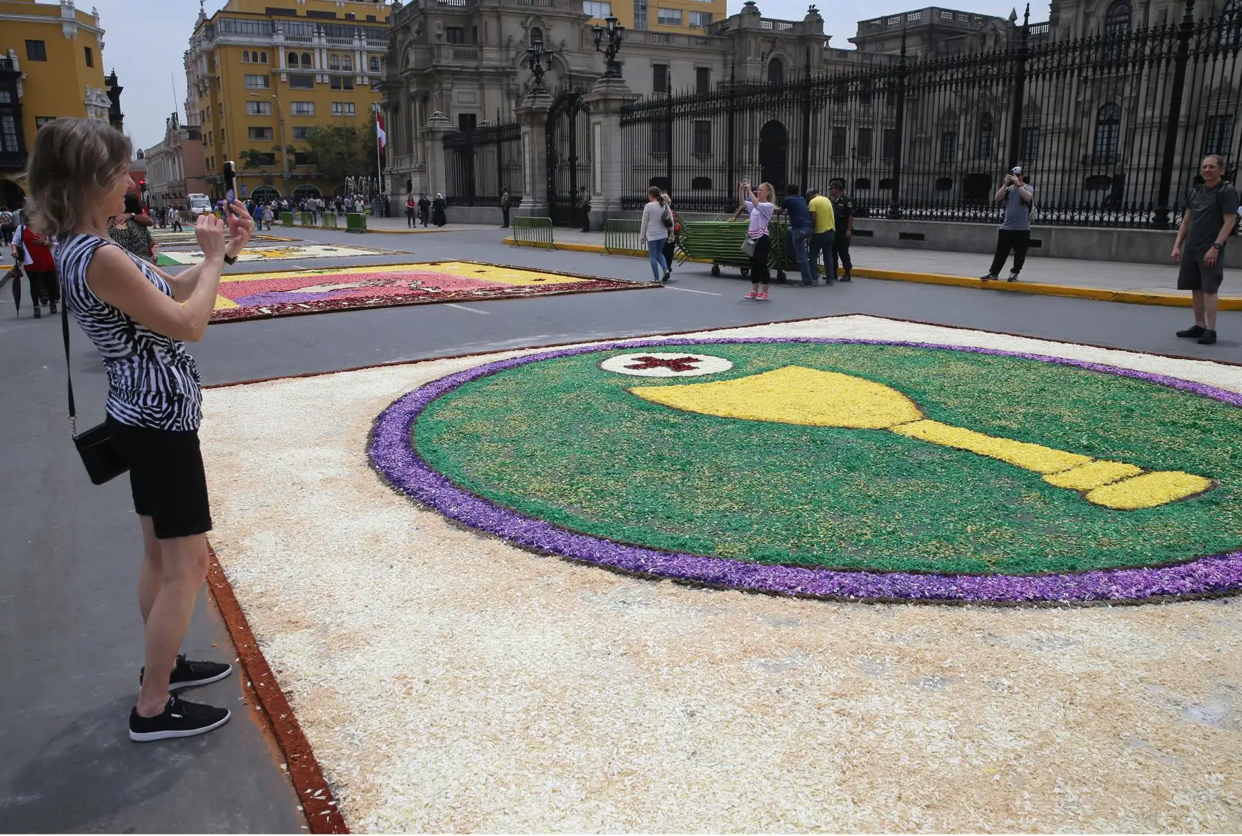 Concurso de Alfombras  por Semana Santa en la Plaza de Armas de Lima.. Foto: ANDINA/Norman Córdova