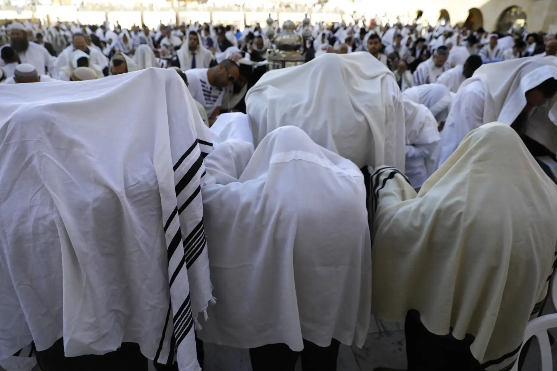 Sacerdotes judíos y civiles participan en la oración Cohanim durante la fiesta de la Pascua en la Ciudad Vieja de Jerusalén. Foto: AFP