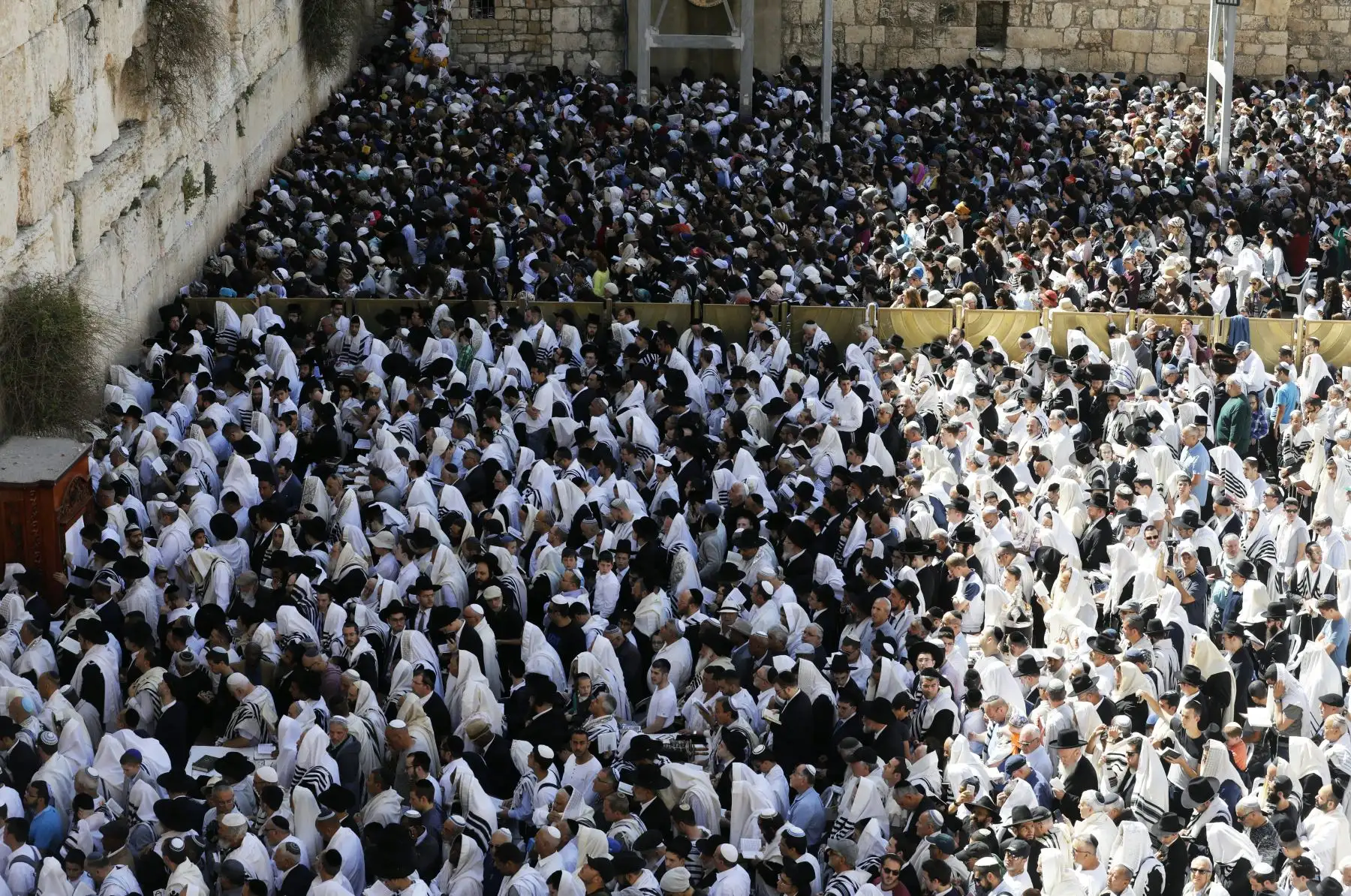 Sacerdotes judíos y civiles participan en la oración Cohanim durante la fiesta de la Pascua en la Ciudad Vieja de Jerusalén. Foto: AFP