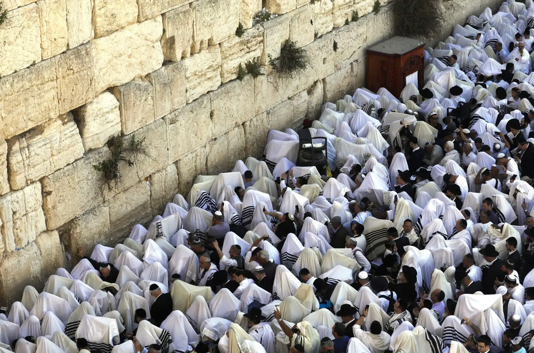 Sacerdotes judíos y civiles participan en la oración Cohanim durante la fiesta de la Pascua en la Ciudad Vieja de Jerusalén. Foto: AFP