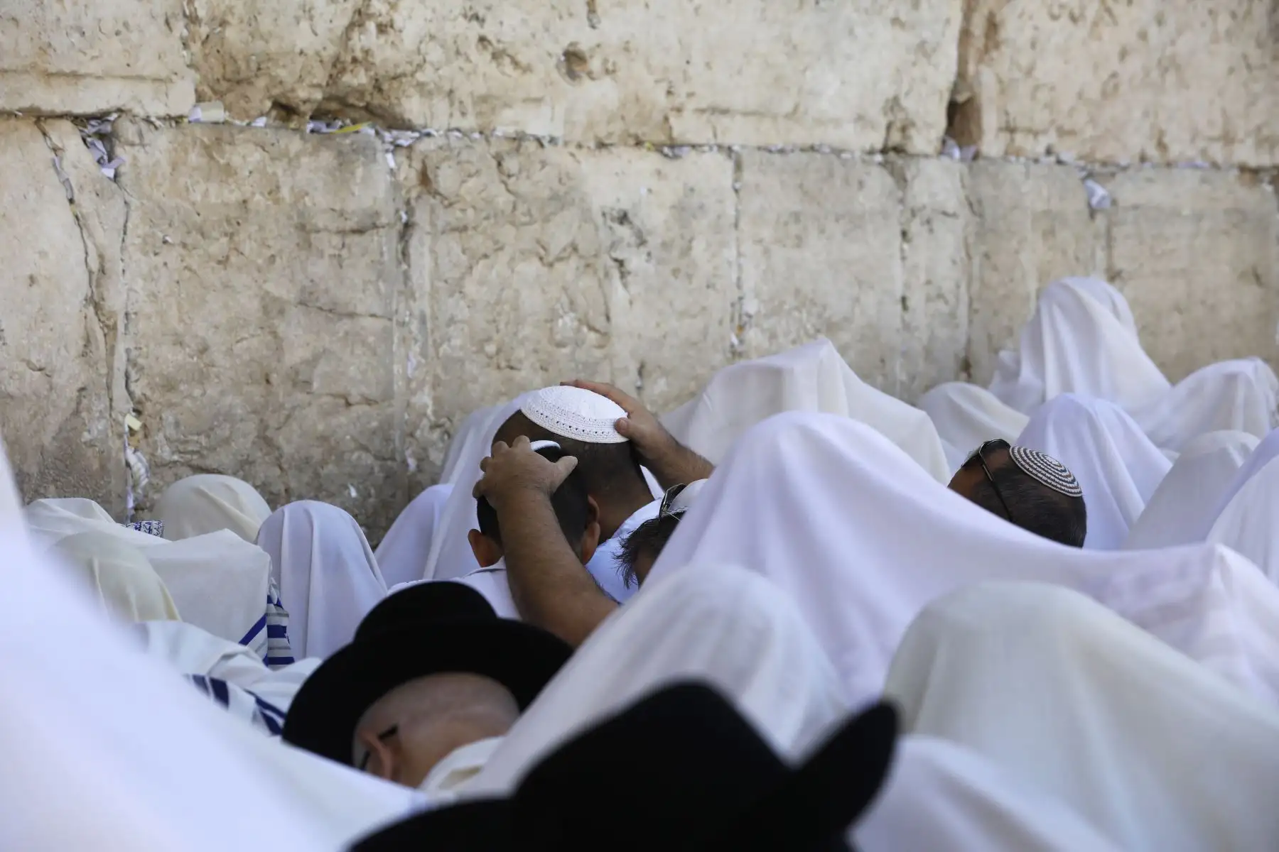 Sacerdotes judíos y civiles participan en la oración Cohanim durante la fiesta de la Pascua en la Ciudad Vieja de Jerusalén. Foto: AFP