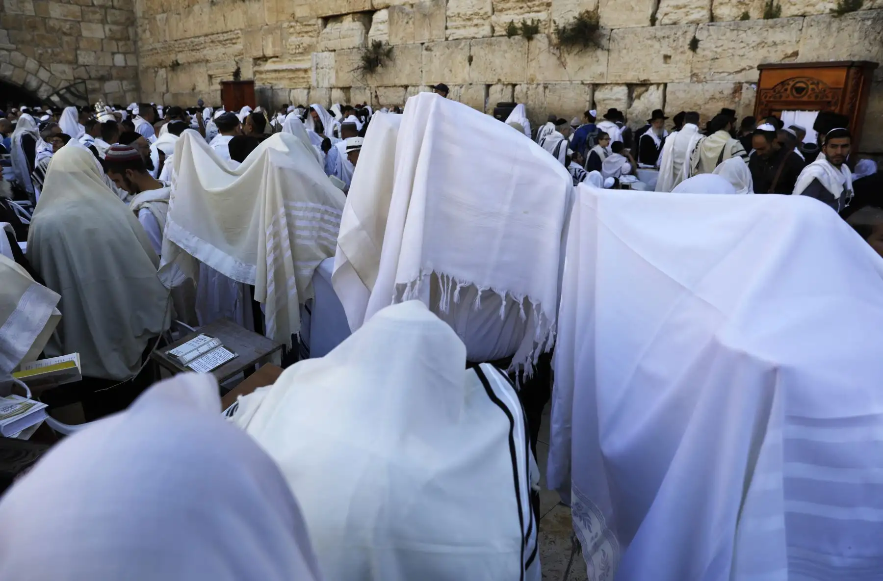 Sacerdotes judíos y civiles participan en la oración Cohanim durante la fiesta de la Pascua en la Ciudad Vieja de Jerusalén. Foto: AFP