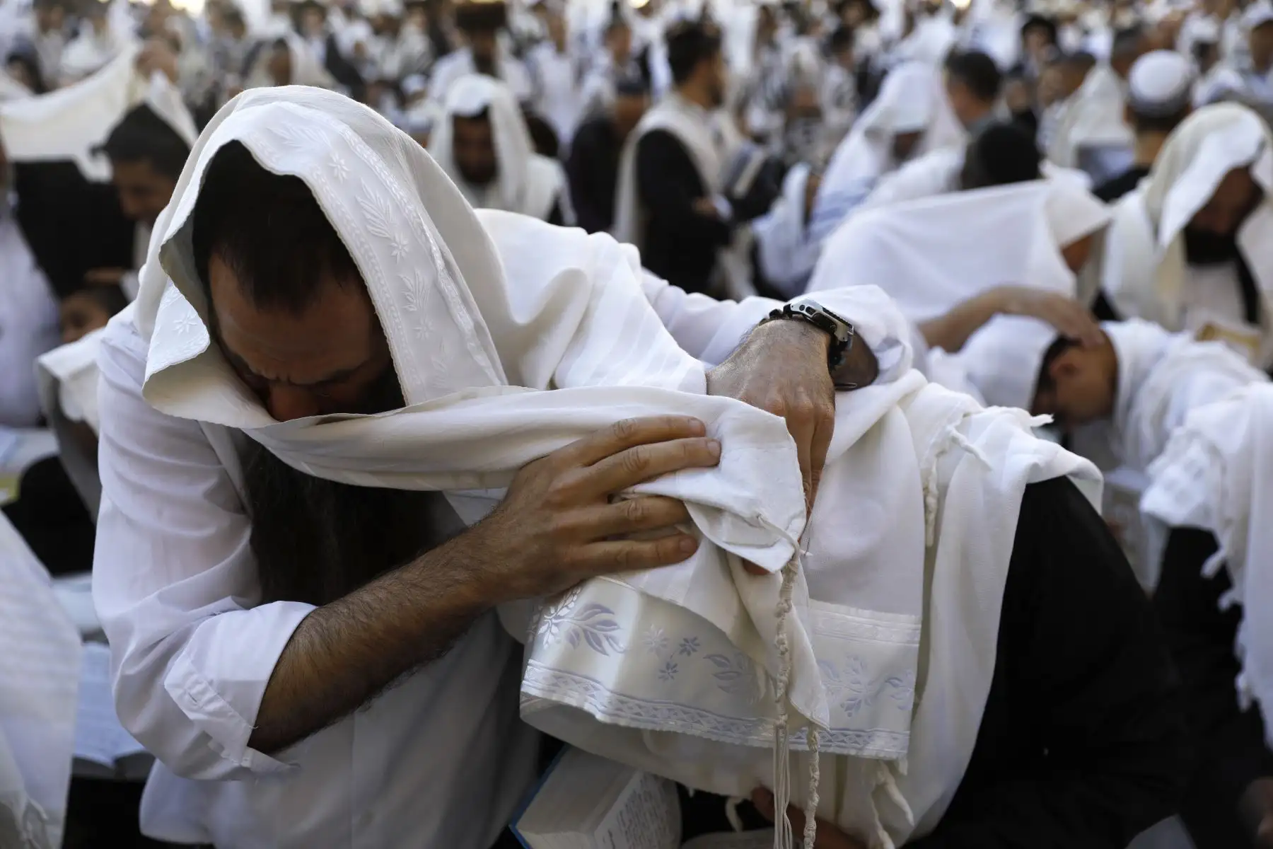 Sacerdotes judíos y civiles participan en la oración Cohanim durante la fiesta de la Pascua en la Ciudad Vieja de Jerusalén. Foto: AFP