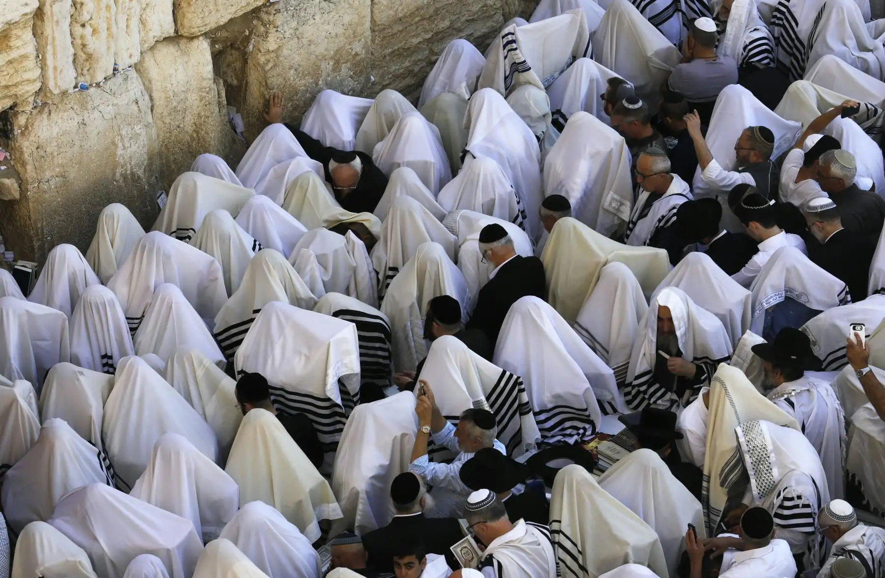 Sacerdotes judíos y civiles participan en la oración Cohanim durante la fiesta de la Pascua en la Ciudad Vieja de Jerusalén. Foto: AFP