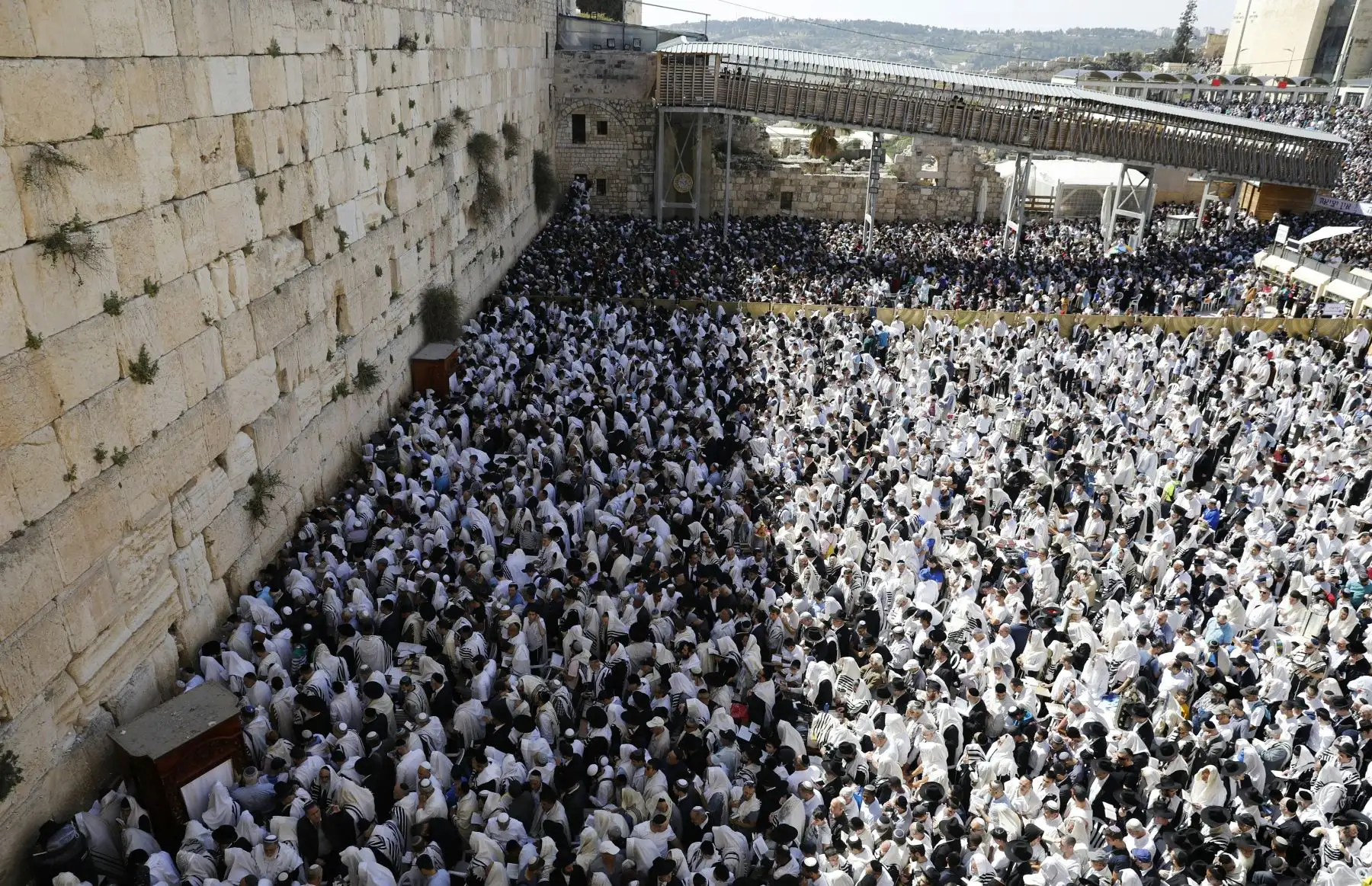 Sacerdotes judíos y civiles participan en la oración Cohanim durante la fiesta de la Pascua en la Ciudad Vieja de Jerusalén. Foto: AFP