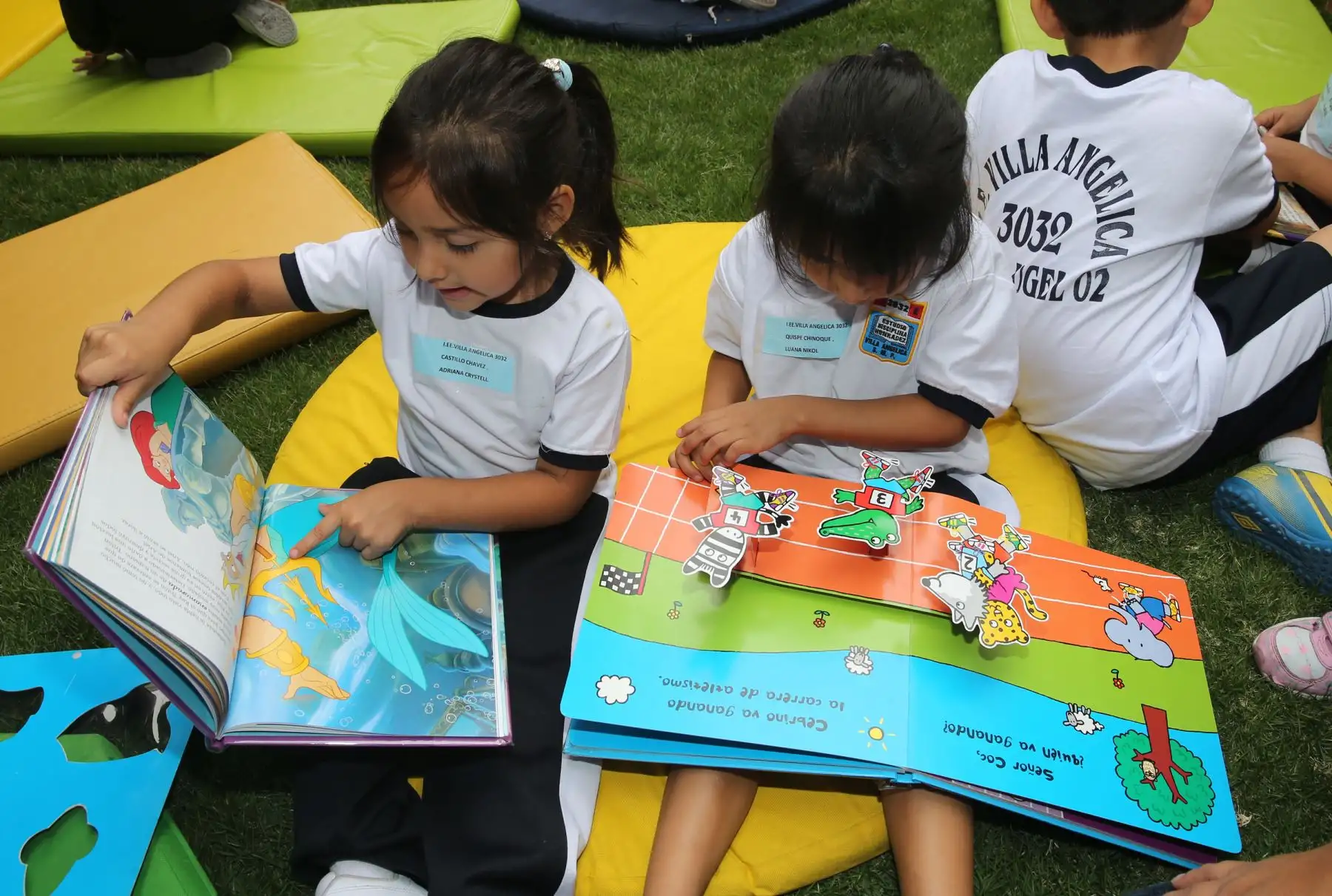 Niños aprendiendo al buen habito de la lectura, durante las actividades culturales por el día Internacional del libro Infantil, organizado por la biblioteca Nacional  Foto: ANDINA/Norman Córdova