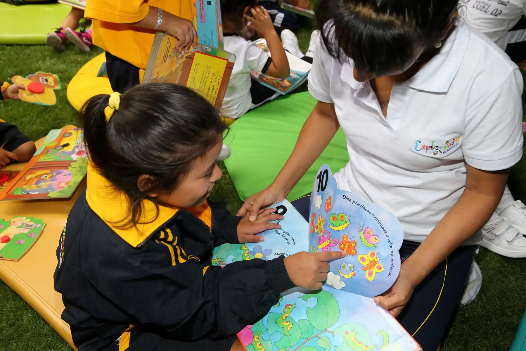Madres acompañan a sus hijos, durante las actividades culturales por el día Internacional del libro Infantil, organizado por la biblioteca Nacional  Foto: ANDINA/Norman Córdova