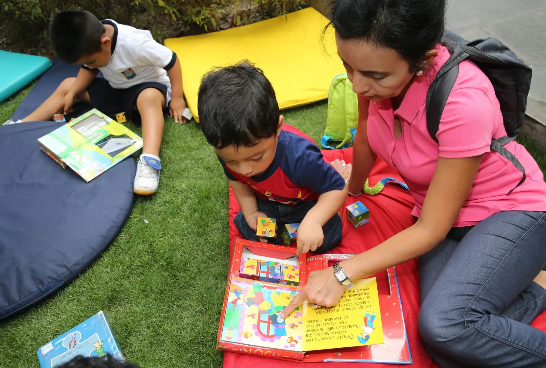 Madres acompañan a sus hijos, durante las actividades culturales por el día Internacional del libro Infantil, organizado por la biblioteca Nacional  Foto: ANDINA/Norman Córdova