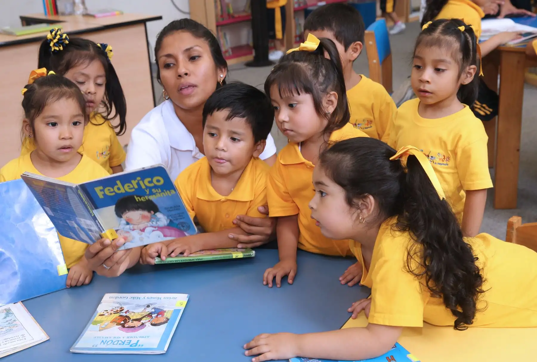 Niños aprendiendo a leer, durante las actividades culturales por el día Internacional del libro Infantil. Foto: ANDINA/Norman Córdova