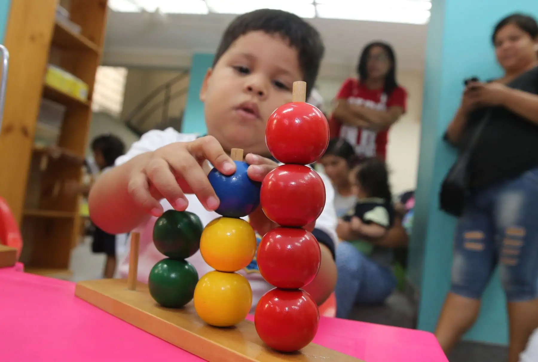 Niño participa en diversas actividades culturales por el día Internacional del libro Infantil. Foto: ANDINA/Norman Córdova
