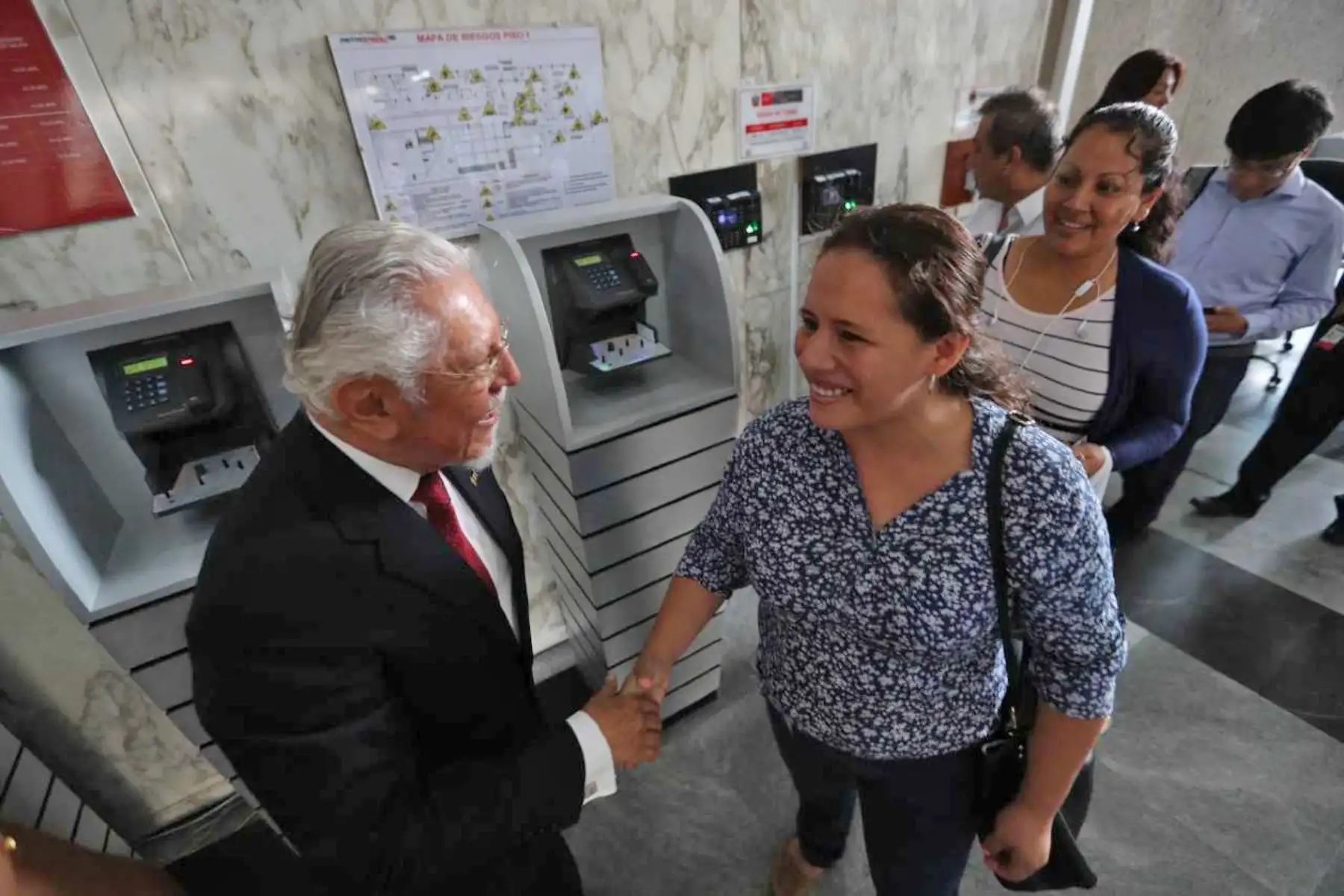 Javier Piqué inicia sus actividades dando la bienvenida a los trabajadores del Ministerio de Vivienda. Foto: ANDINA/ Difusión