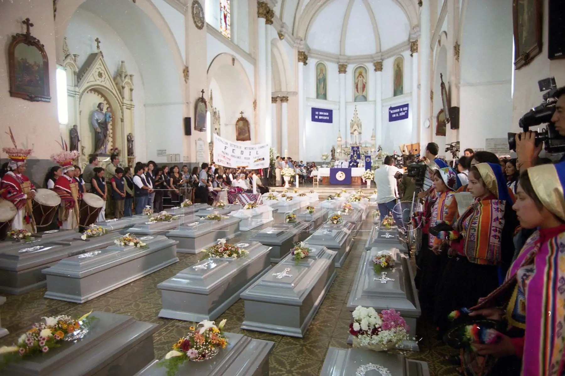 El 3 de marzo de 1983, a las 8:00 horas, cerca de 60 senderistas ingresaron a la localidad de Yanaccollpa, encerraron a 29 pobladores en una vivienda y los asesinaron con hachas, machetes y piedras. A muchos les rociaron agua hervida, según los testimonios de la CVR.