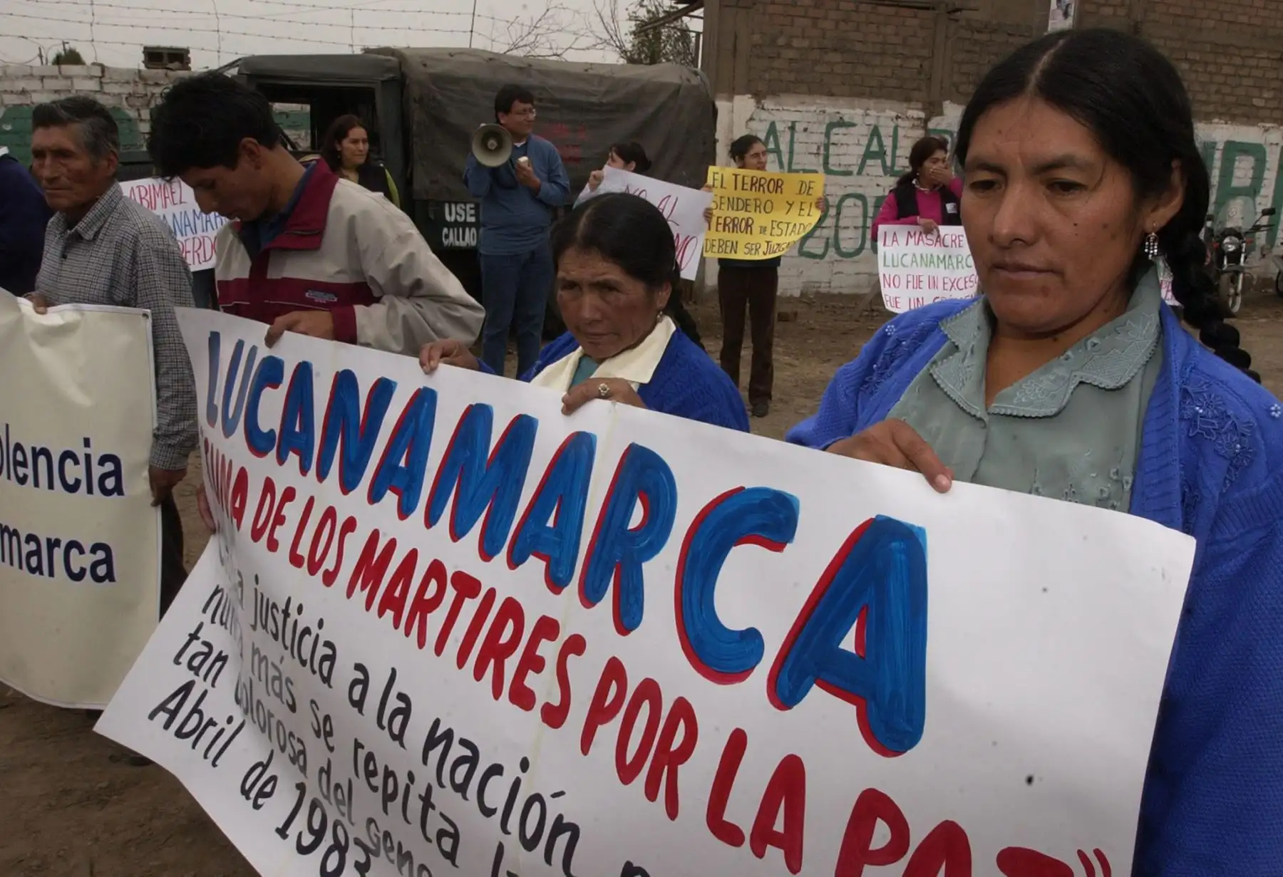La masacre, de acuerdo a testimonios recogidos por la Comisión de la Verdad y Reconciliación (CVR), fue en venganza por el asesinato de un alto dirigente senderista, a quienes los campesinos de Lucanamarca capturaron y dieron muerte en la plaza.