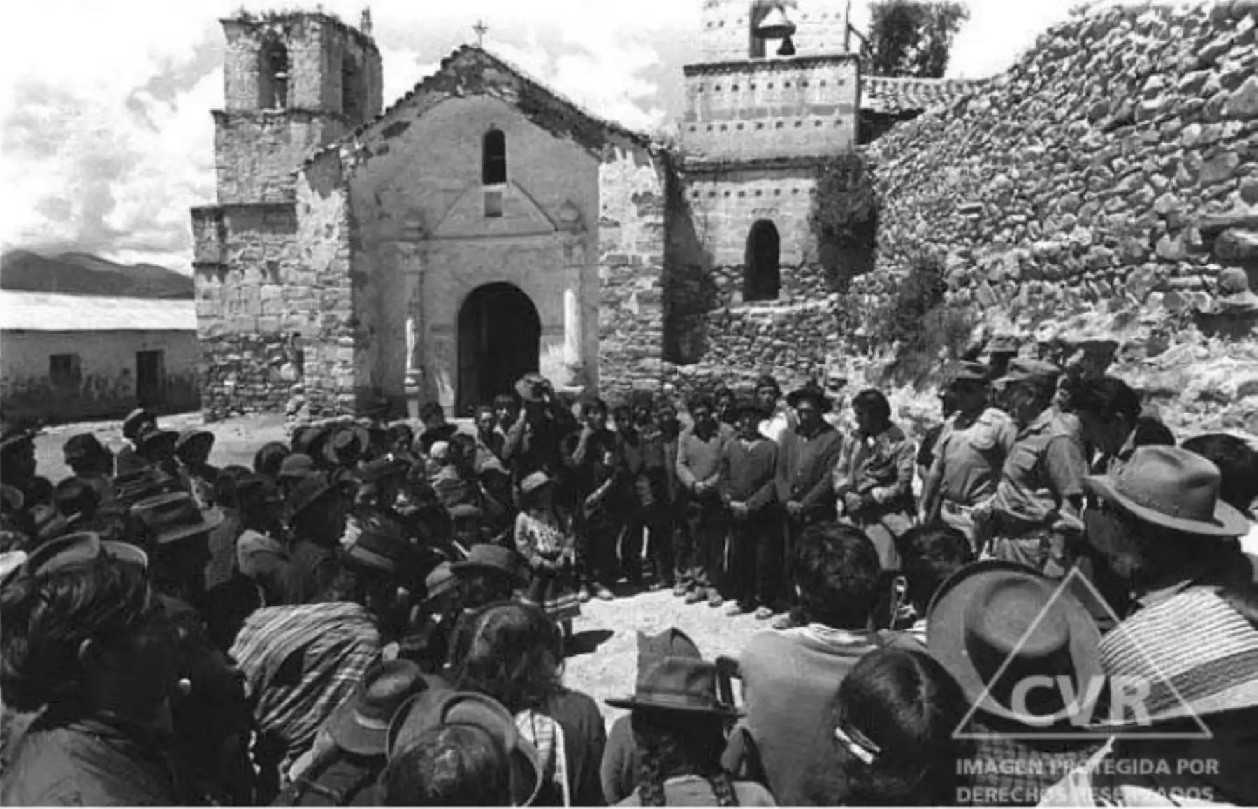 Finalmente, cerca de las 16:00 horas, llegaron a Lucanamarca. Reunieron a la población en la plaza del pueblo, separaron a los varones de las mujeres y niños, y masacraron a 19 varones hasta dejarlos sin vida.
Foto:CVR