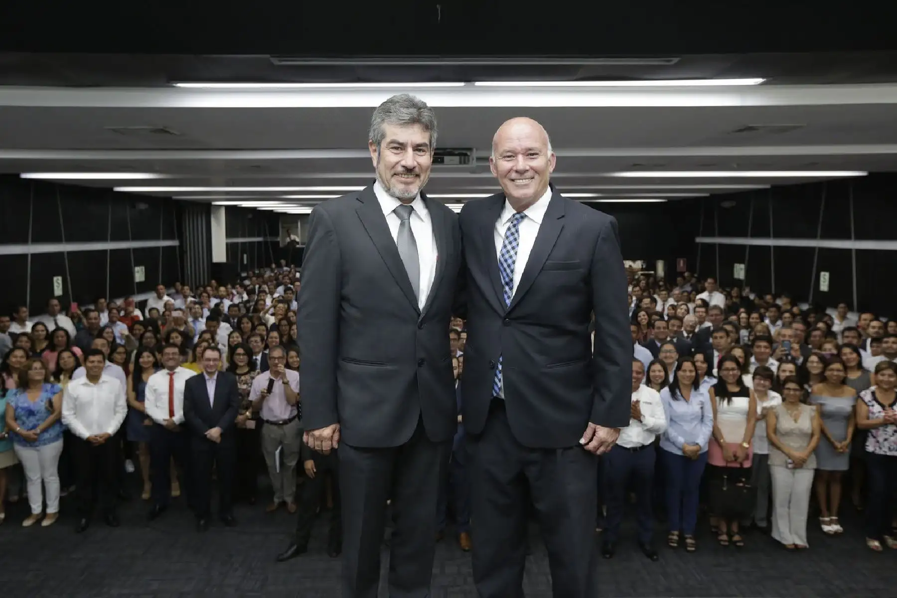 Ministro de Comercio Exterior y Turismo, Roger Valencia, con su antecesor Eduardo Ferreyros