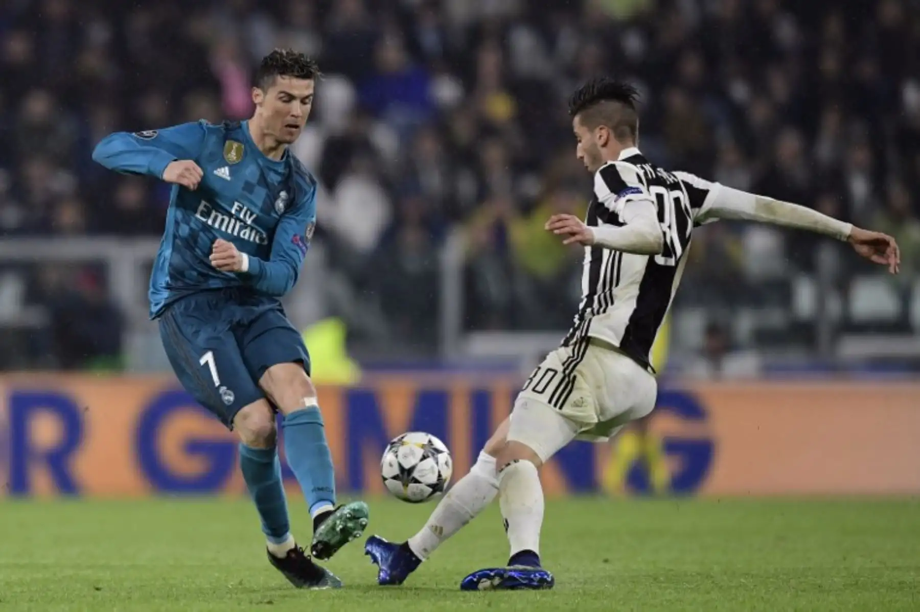 Cristiano Ronaldo desafía al centrocampista uruguayo de la Juventus Rodrigo Bentancur, durante el partido de ida de cuartos de final de la UEFA Champions League .Foto:AFP