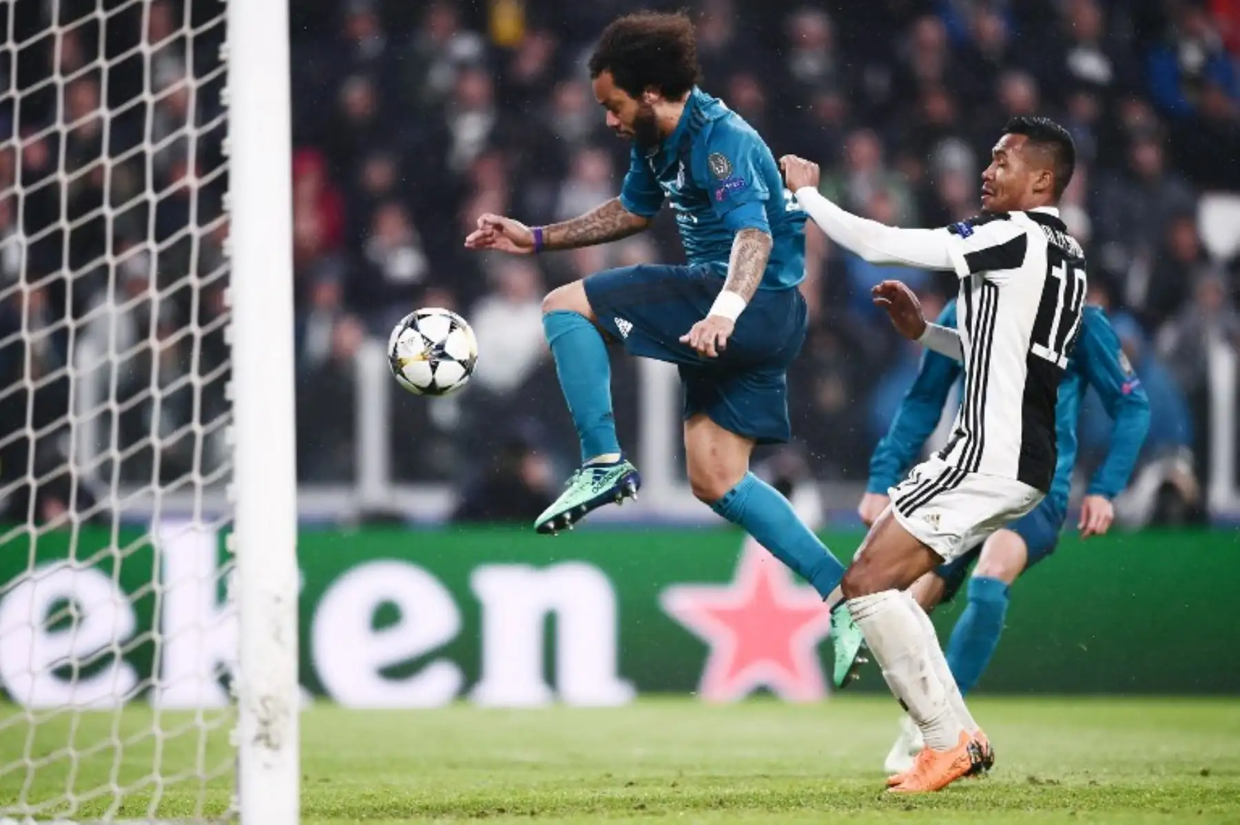 El defensa brasileño del Real Madrid Marcelo anota el tercer gol de su equipo , durante el partido de ida de cuartos de final de la UEFA Champions League.Foto:AFP