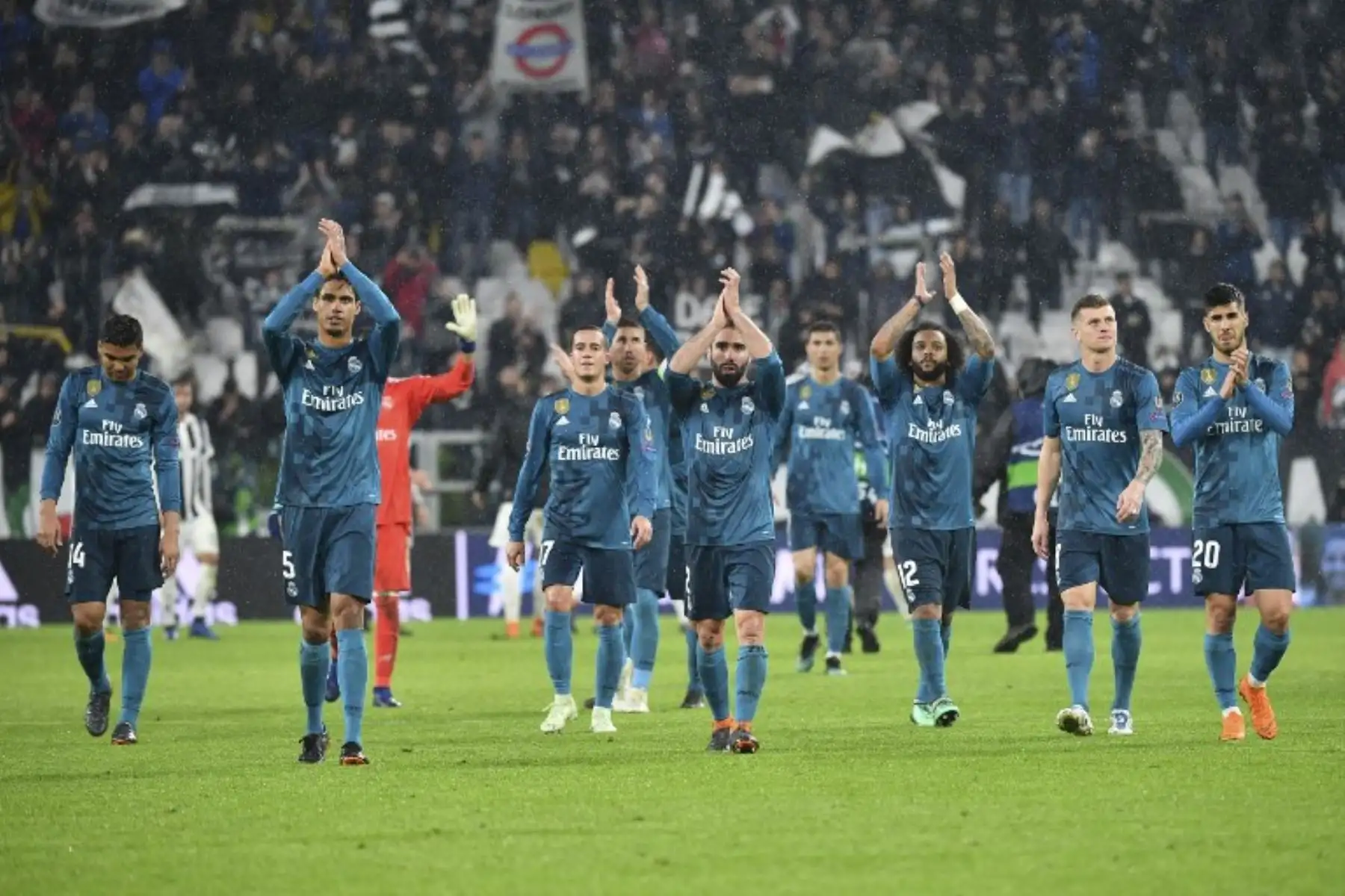 El Real Madrid celebrará al final del partido de ida de cuartos de final de la UEFA Champions League entre la Juventus y el Real Madrid en el Estadio Allianz de Turín.Foto:AFP