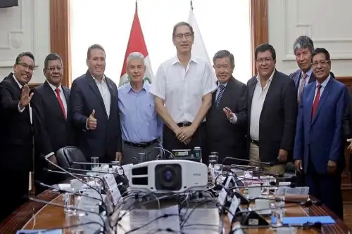 Presidente Martín Vizcarra y jefe del Gabinete Ministerial, César Villanueva, se reunieron con gobernadores regionales en Palacio de Gobierno.