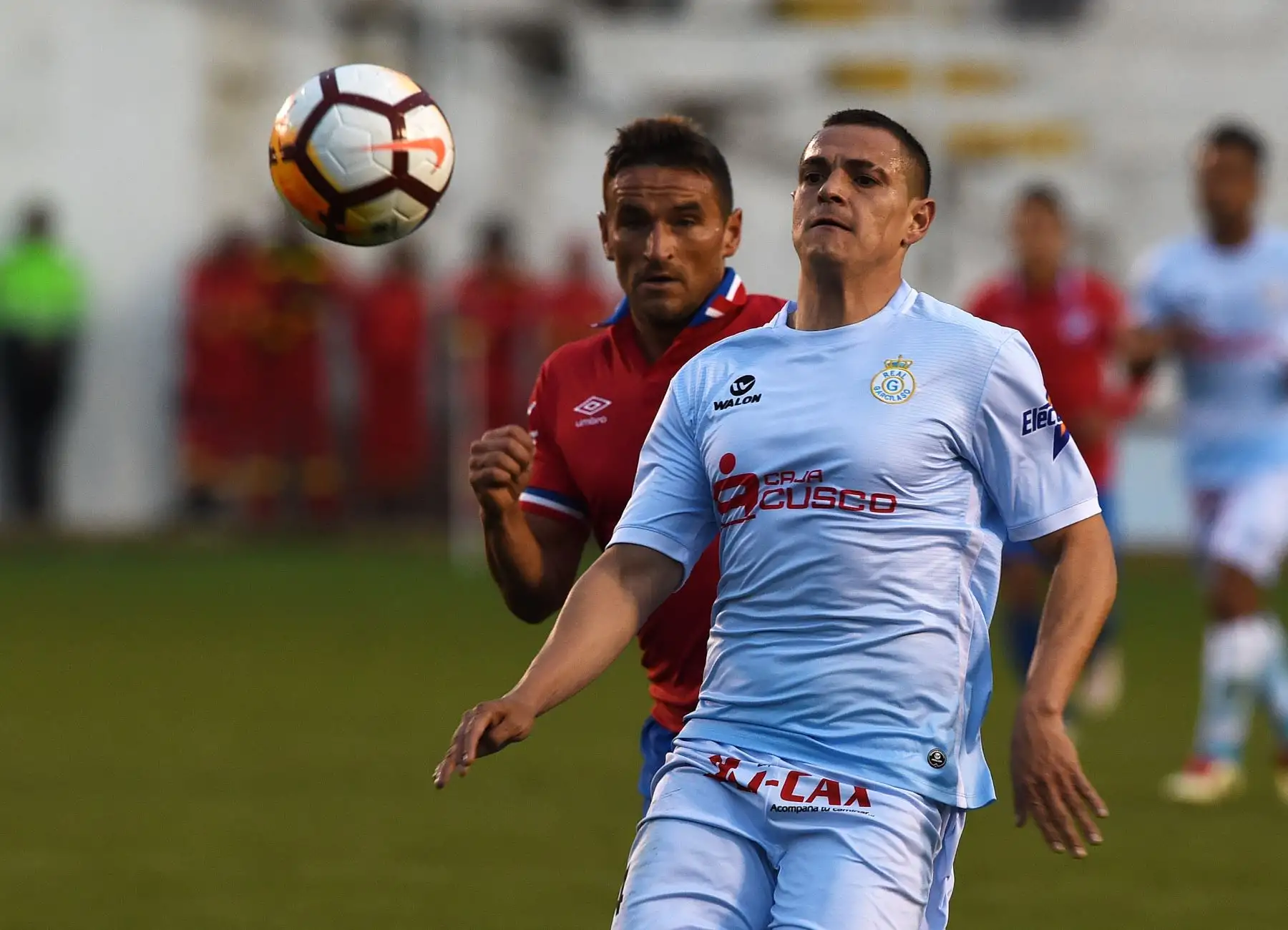 Los cusqueños no pudieron romper la férrea defensa uruguaya. Foto: AFP