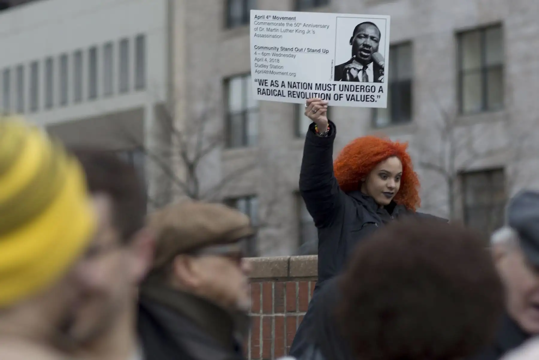 Foto: EFE Una manifestante levanta un cartel durante una ceremonia en Boston (EEUU) en conmemoración del Dr. Martin Luther King Jr., quien fue asesinado el 4 de abril de 1968 en Memphis. El reverendo King y su esposa Coretta Scott King se conocieron y vivieron en Boston a mediados de la década de 1960. (Foto: EFE)
