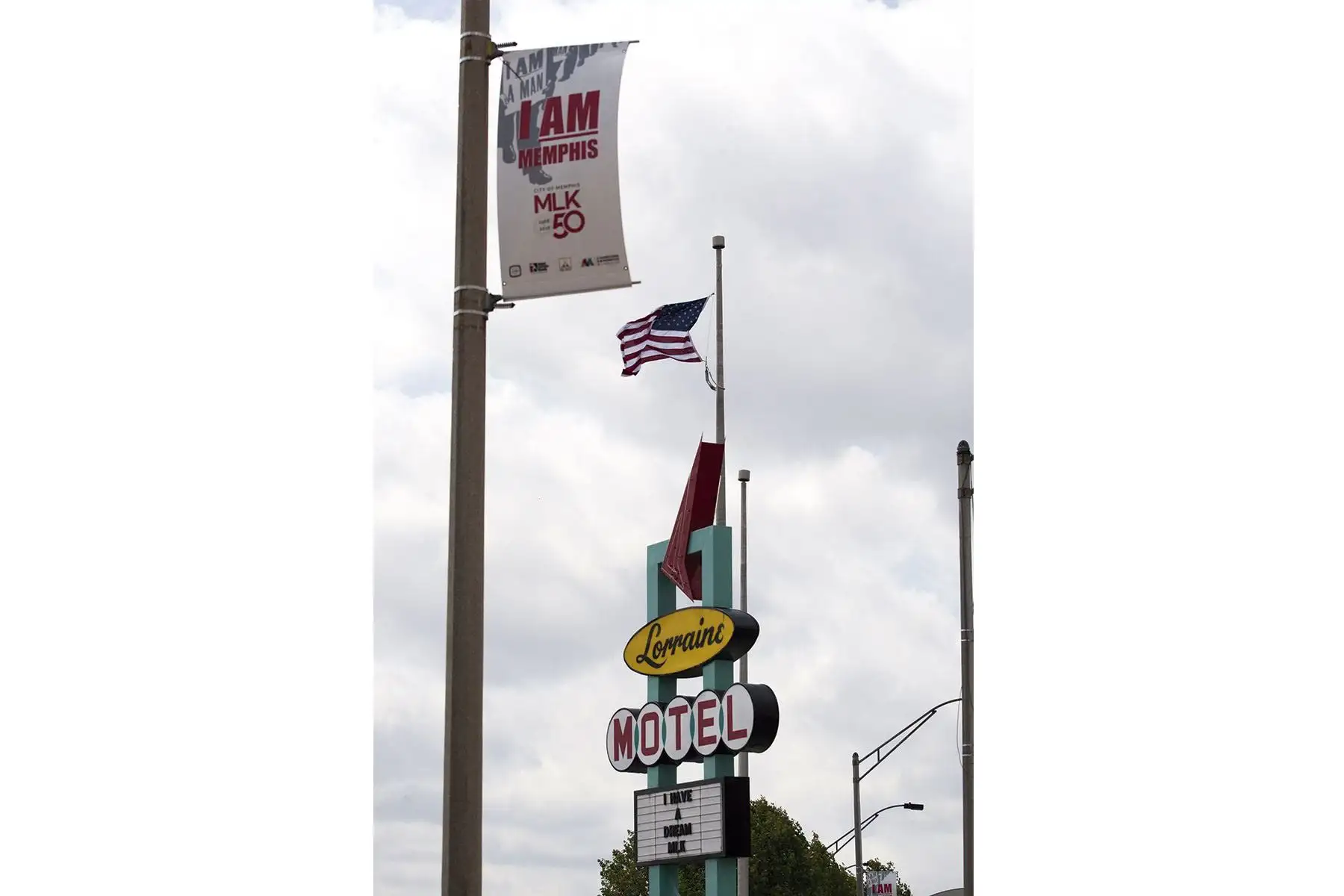 Vista de un cartel que anuncia el motel Lorraine, uno de los lugares de celebración del 50 aniversario del asesinato del Dr. Martin Luther King Jr. en Memphis, Tennessee (EE. UU.). King fue asesinado a tiros mientras permanecía en el balcón del Motel Loraine frente a la habitación 306 donde se hospedaba el 4 de abril de 1968. (Foto: EFE