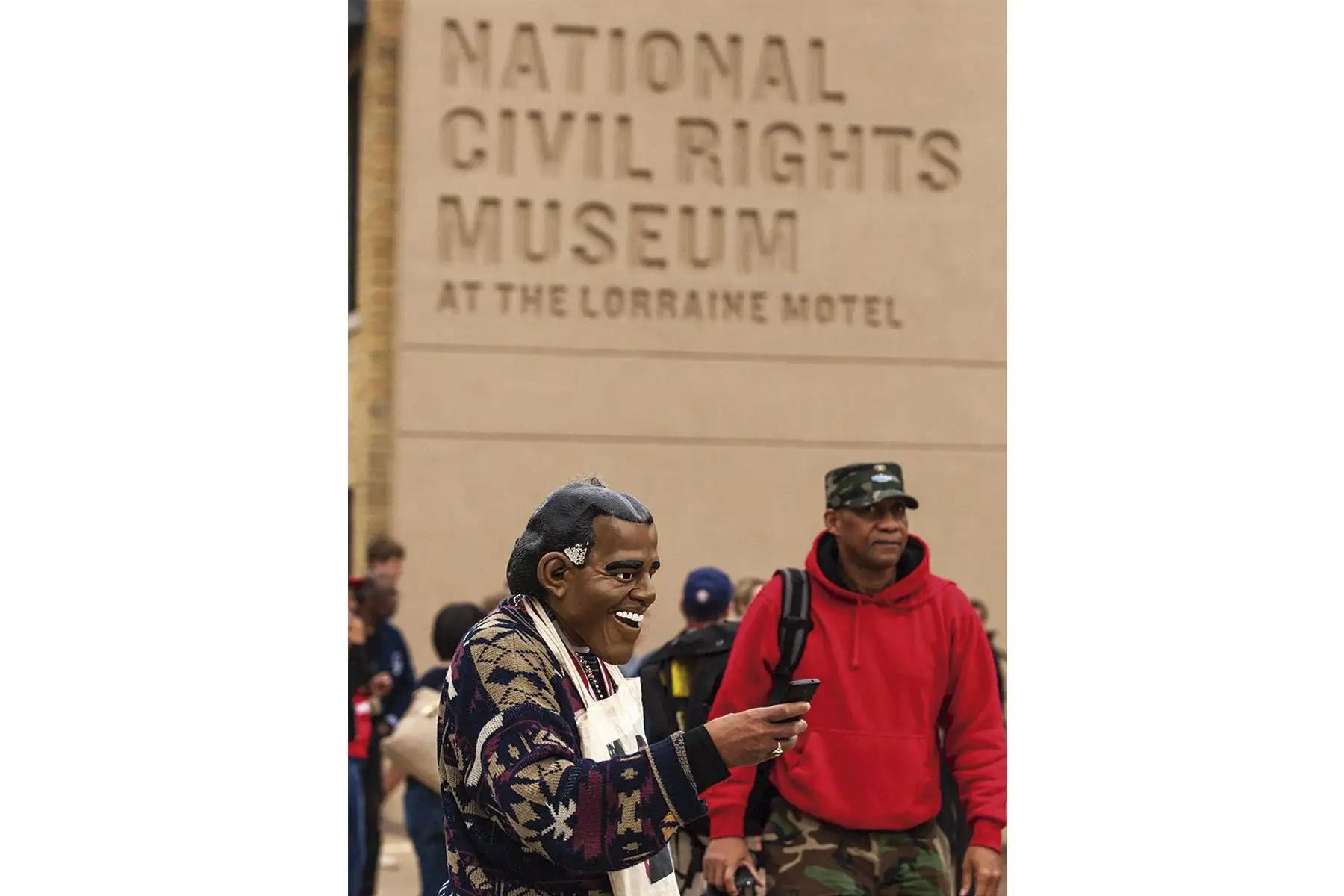 Agentes de policía vigilan fuera de la Iglesia de Dios del Templo Mason en Cristo, cerca del Motel Lorraine y del Museo Nacional de los Derechos Civiles durante la celebración del 50 aniversario del asesinato del Dr. Martin Luther King Jr. en Memphis, Tennessee (EE. UU.). King fue asesinado a tiros mientras permanecía en el balcón del Motel Loraine frente a la habitación 306 donde se hospedaba el 4 de abril de 1968. (Foto: EFE)