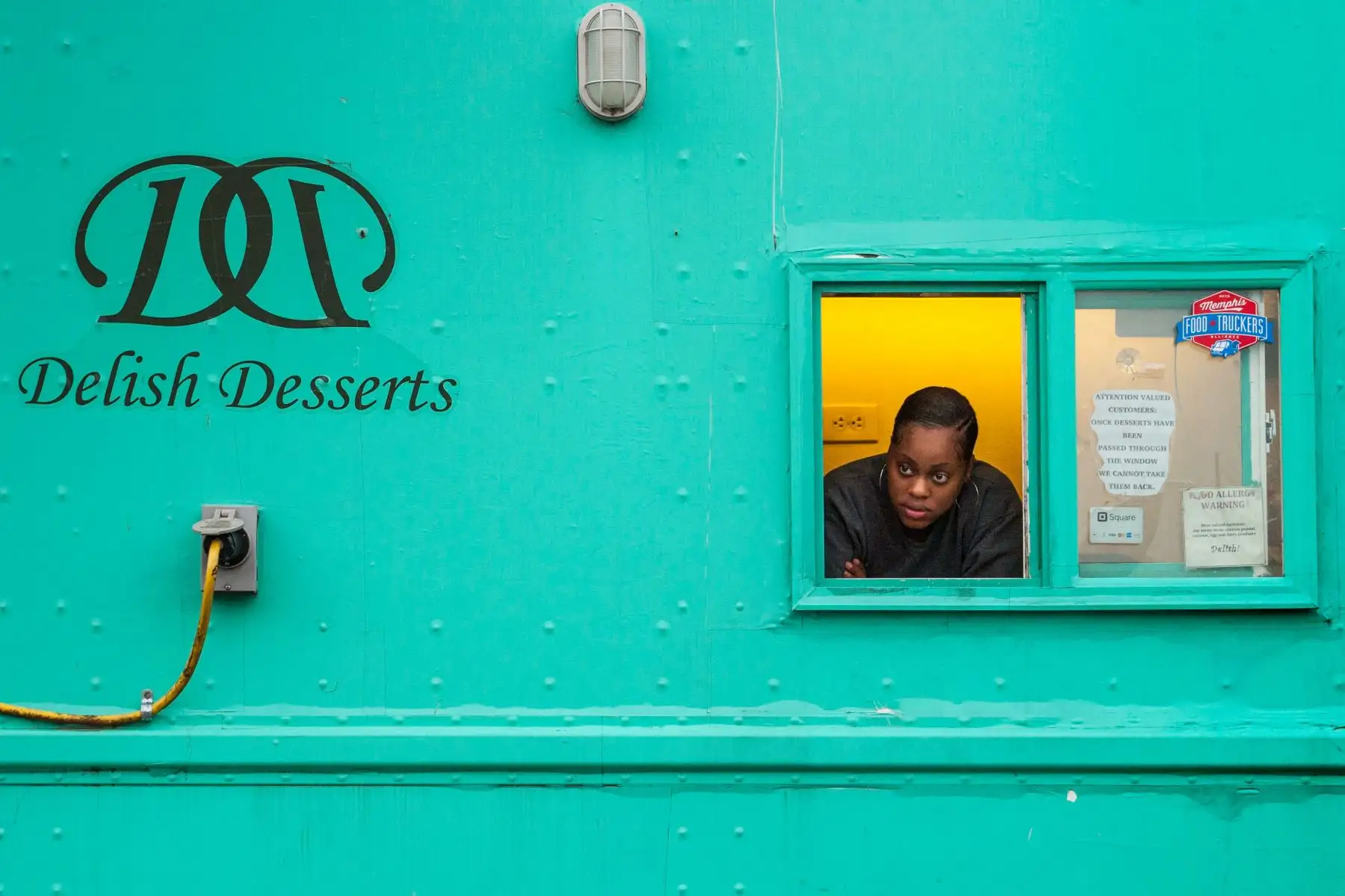 Un vendedor de alimentos se asoma a una ventana en la Iglesia de Dios del Templo Mason en Cristo, cerca del Motel Lorraine y del Museo Nacional de los Derechos Civiles durante la celebración del 50 aniversario del asesinato del Dr. Martin LutherKing Jr. en Memphis, Tennessee (EE. UU.). King fue asesinado a tiros mientras permanecía en el balcón del Motel Loraine frente a la habitación 306 donde se hospedaba el 4 de abril de 1968. (Foto: EFE)