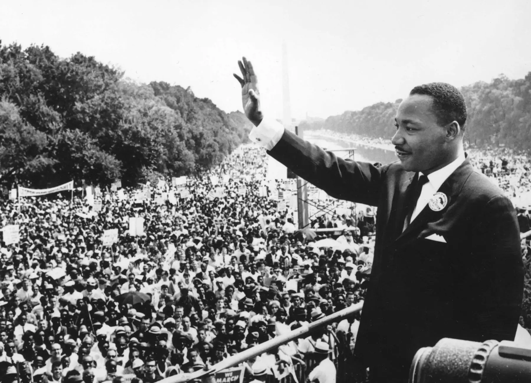 Martin Luther King Jr. se dirige a las multitudes durante la marcha sobre Washington en el Lincoln Memorial.Foto:Revista Time