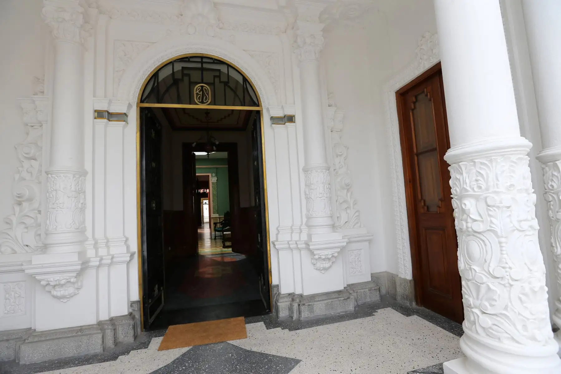 Casa Suárez, en Miraflores, tiene un  peculiar parecido al Palacio de Gobierno. Foto: ANDINA/Norman Córdova.