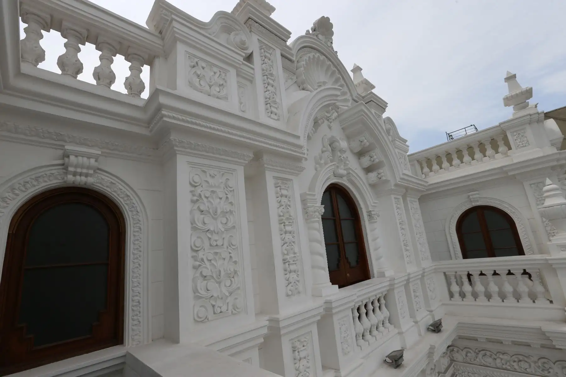 Casa Suárez, en Miraflores, tiene un  peculiar parecido al Palacio de Gobierno. Foto: ANDINA/Norman Córdova.
