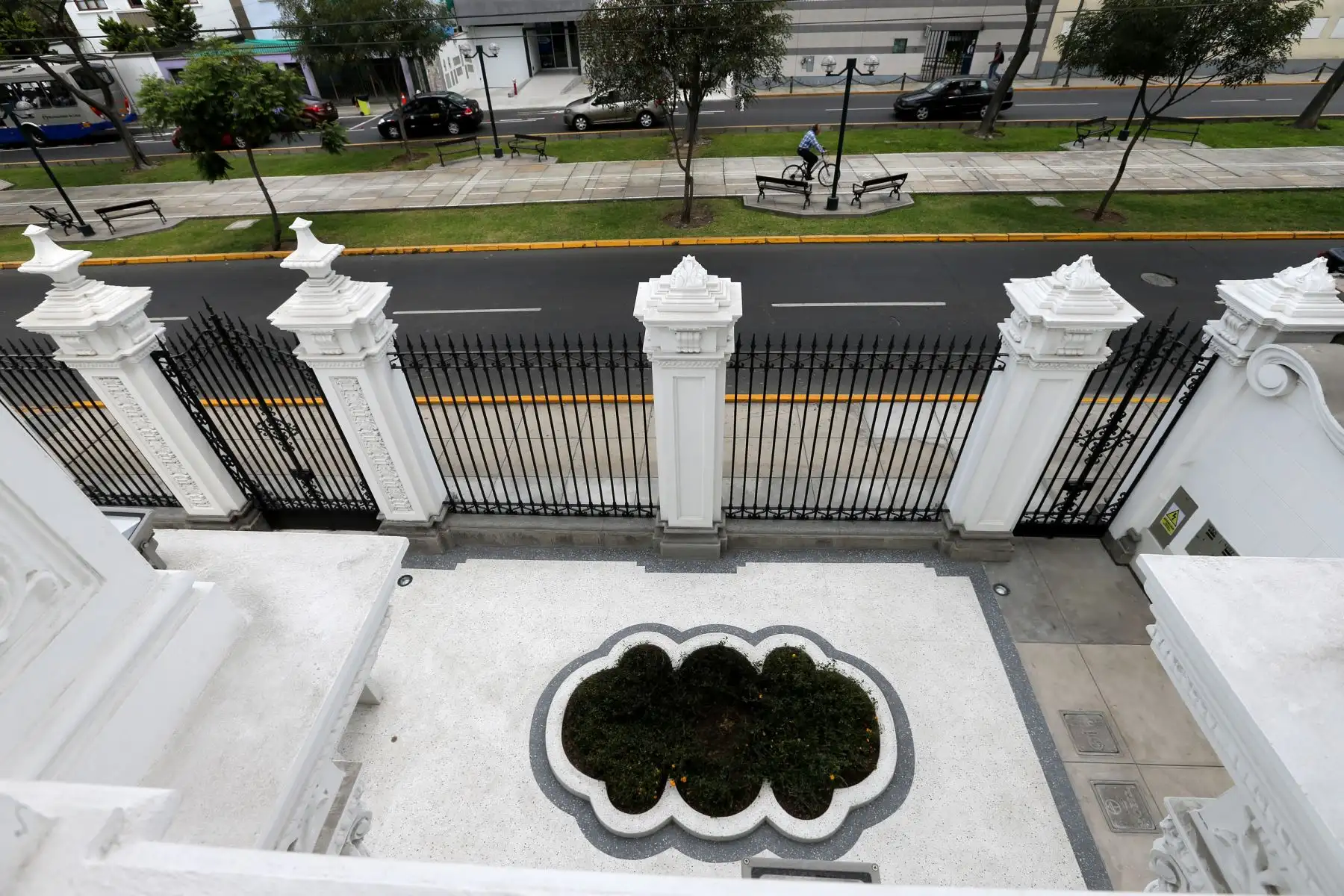 Casa Suárez, en Miraflores, tiene un  peculiar parecido al Palacio de Gobierno. Foto: ANDINA/Norman Córdova.