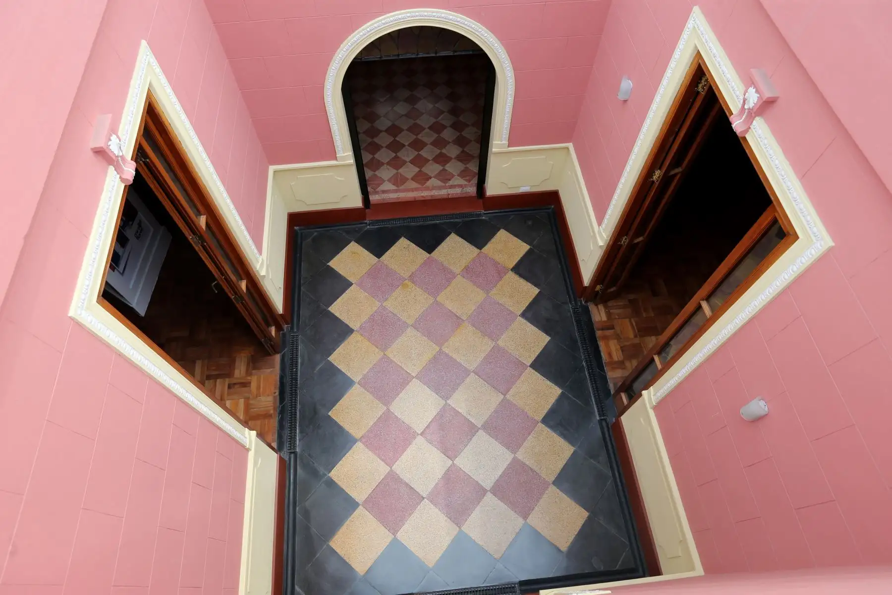 Casa Suárez, en Miraflores, tiene un  peculiar parecido al Palacio de Gobierno. Foto: ANDINA/Norman Córdova.