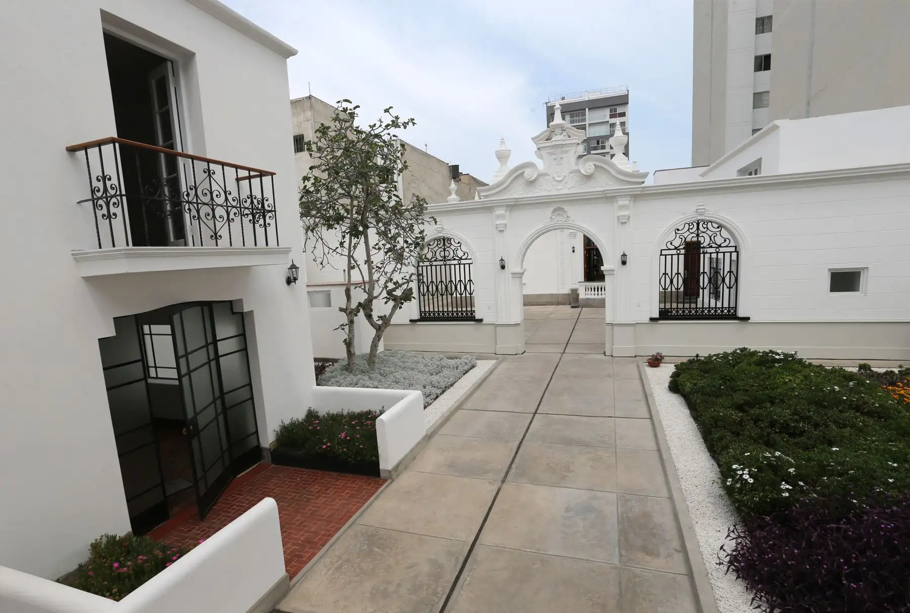 Casa Suárez, en Miraflores, tiene un  peculiar parecido al Palacio de Gobierno. Foto: ANDINA/Norman Córdova.