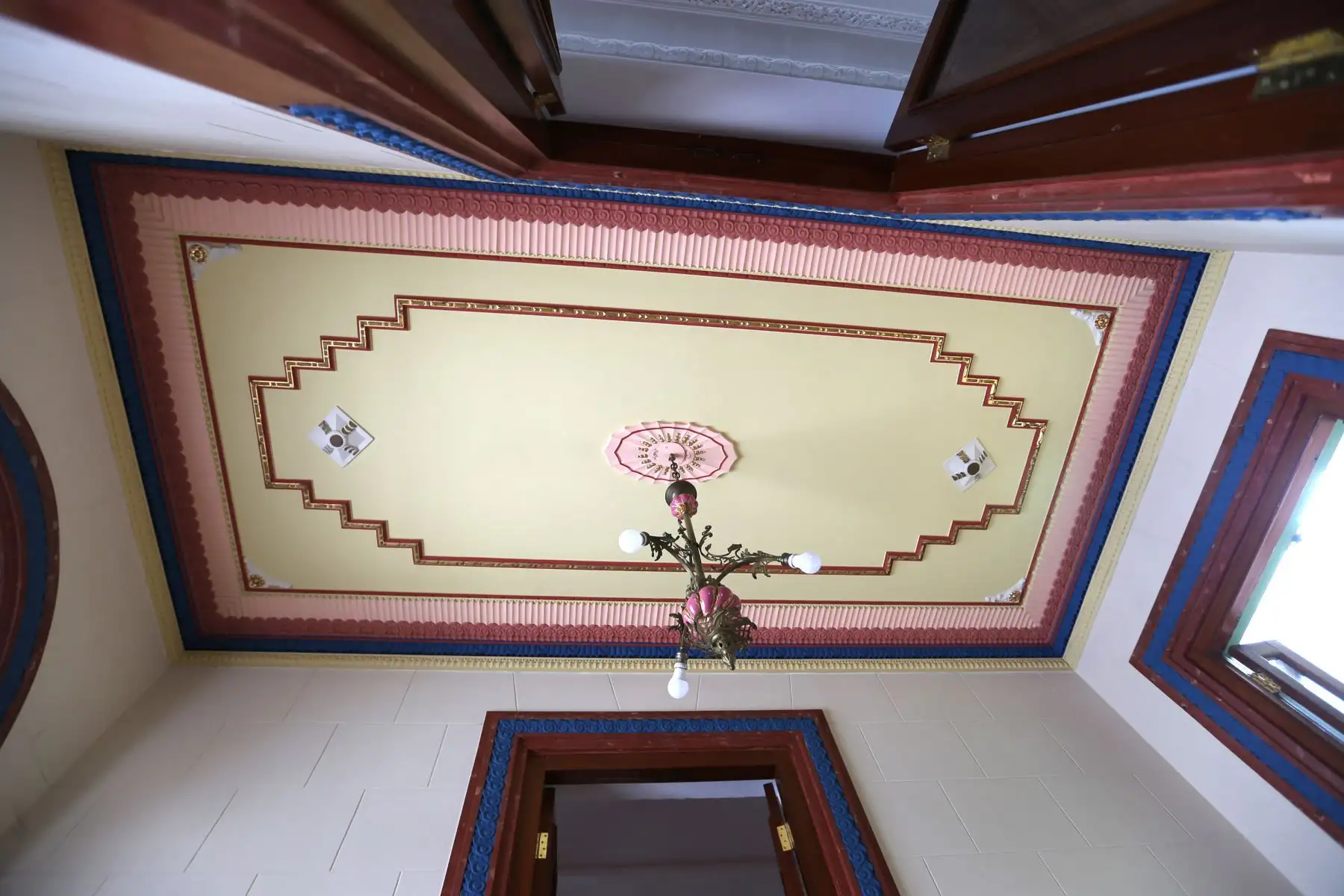 Casa Suárez, en Miraflores, tiene un  peculiar parecido al Palacio de Gobierno. Foto: ANDINA/Norman Córdova.